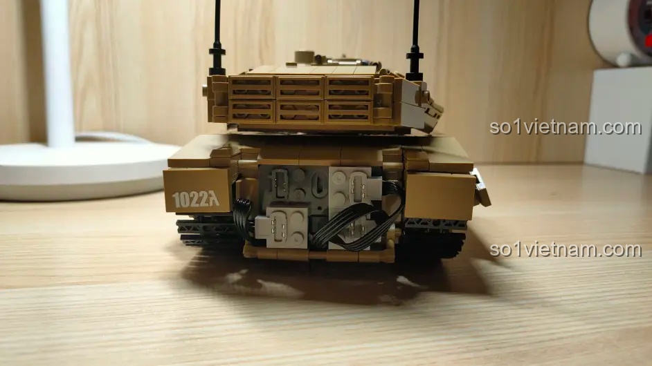 Phần đuôi xe của mô hình Sluban M38-B1022, để lộ bộ nhận tín hiệu và các dây nối động cơ.