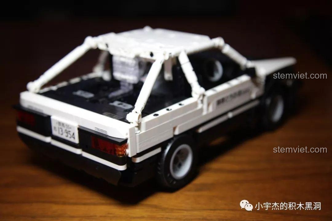 Góc nhìn từ phía sau của mô hình Super 18K K-81, nổi bật phần đuôi xe.