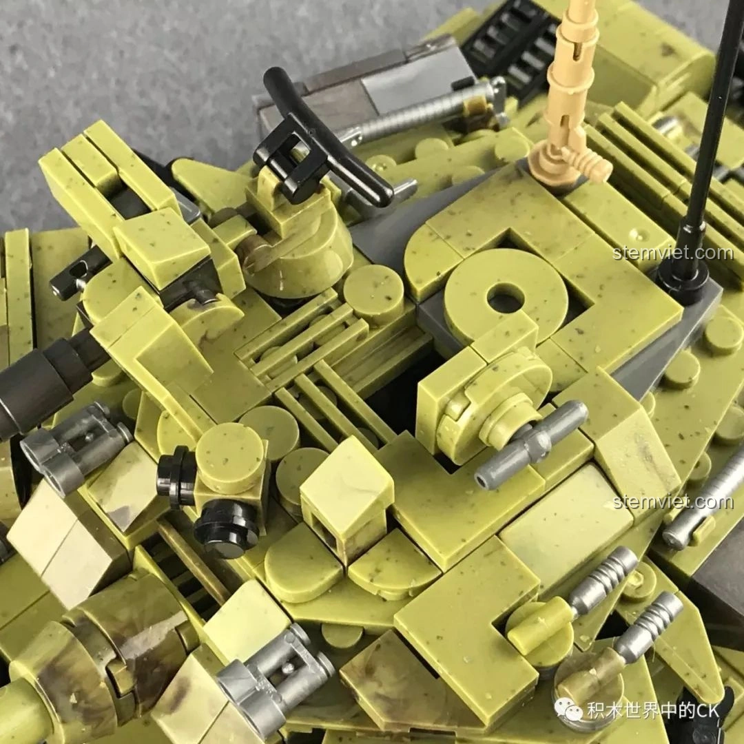 Cận cảnh phần đuôi xe tăng Thiên Hổ Scorpio Tiger XB-06015, hiển thị thùng nhiên liệu phụ và ống xả.