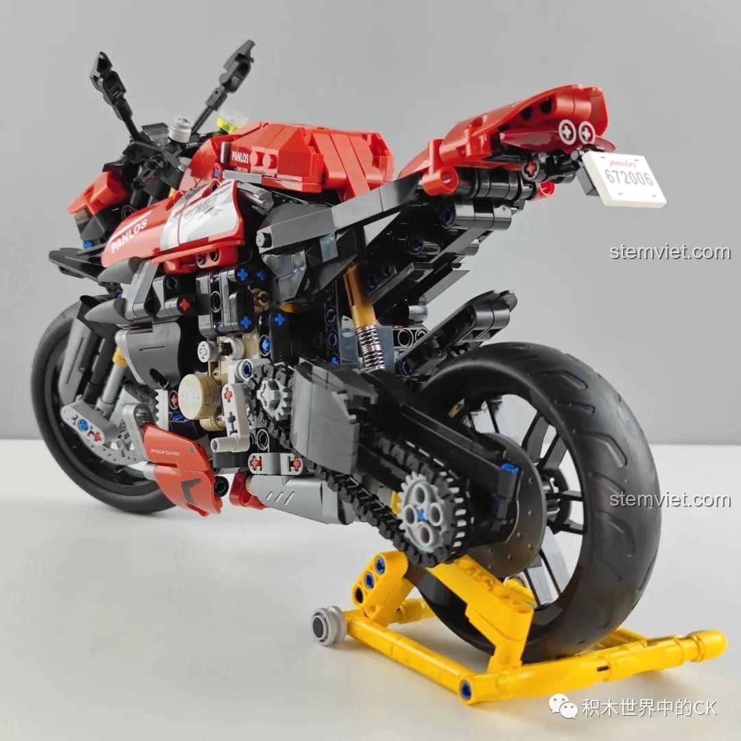 Đuôi xe của mô hình lắp ráp Mô hình Ducati Streetfighter V4 SP, thiết kế khí động học và thể thao.