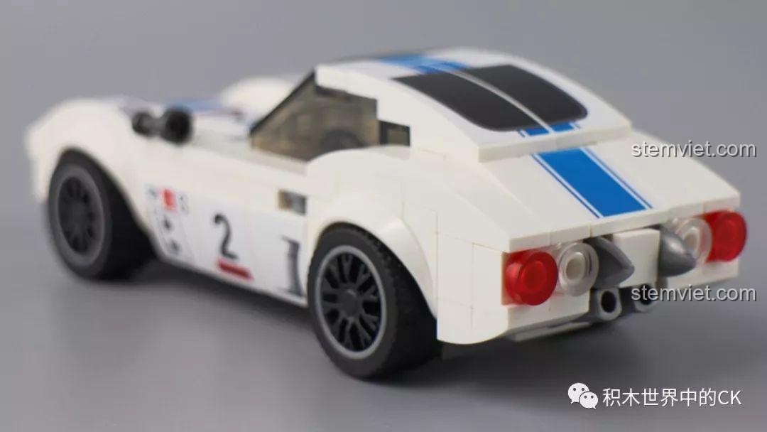 Phần đuôi xe bo tròn của mô hình Toyota 2000GT SEMBO 607030, thể hiện sự thanh lịch trong thiết kế.