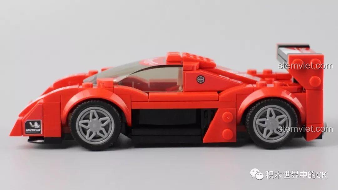 Phần đuôi xe của mô hình lắp ráp Toyota GT-One Sembo 607032 với cánh gió lớn.