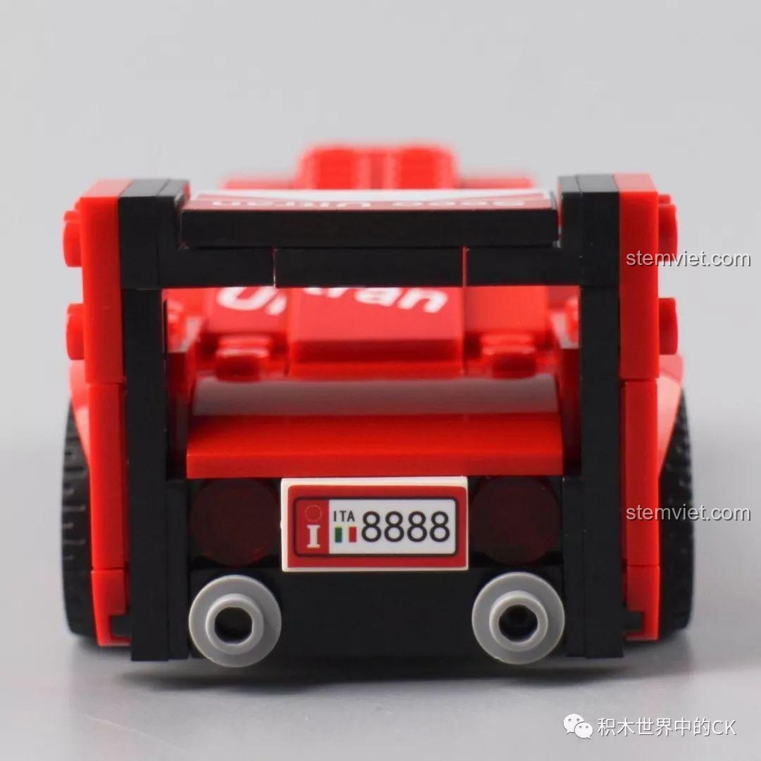 Phần đuôi xe của mô hình Toyota GT-One SEMBO 607032 với cánh gió lớn và biển số 8888.