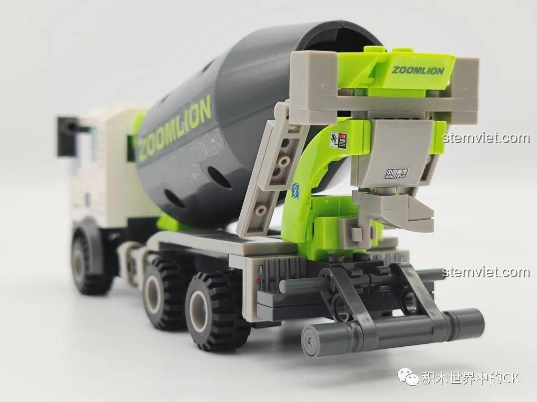 Phần đuôi mô hình xe trộn bê tông SEMBO 705100 Zoomlion, với máng xả bê tông có thể điều chỉnh, tăng tính tương tác.