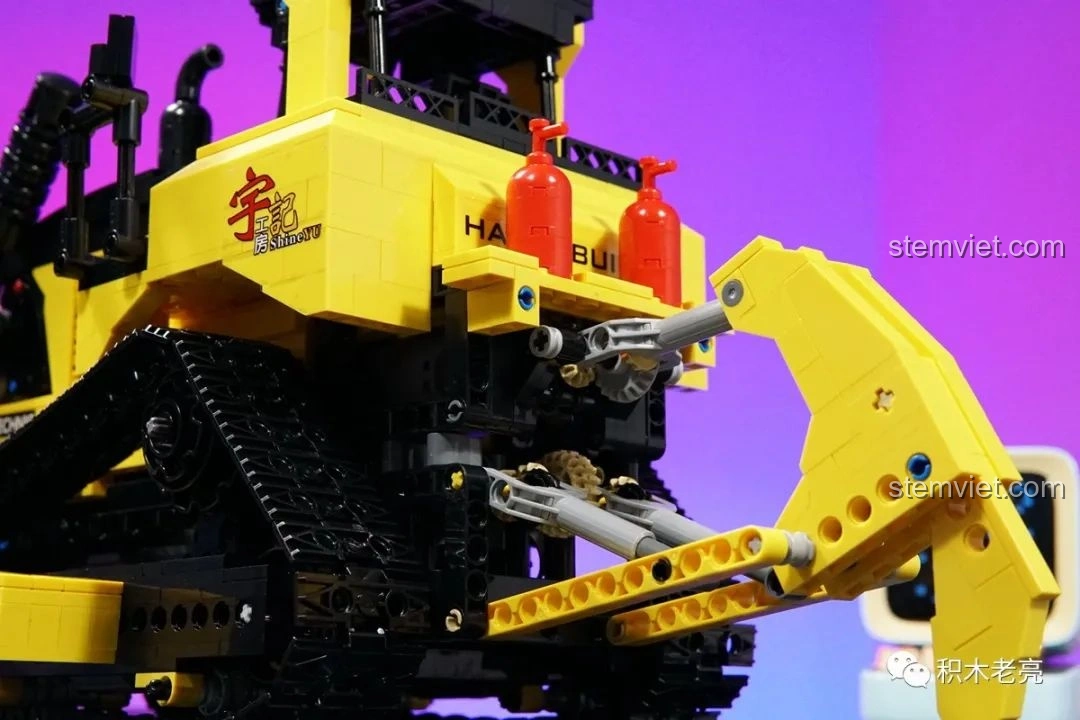 Mặt sau của mô hình xe ủi đất YC-22011, với bộ phận xới đất và các chi tiết phụ kiện như bình chữa cháy.