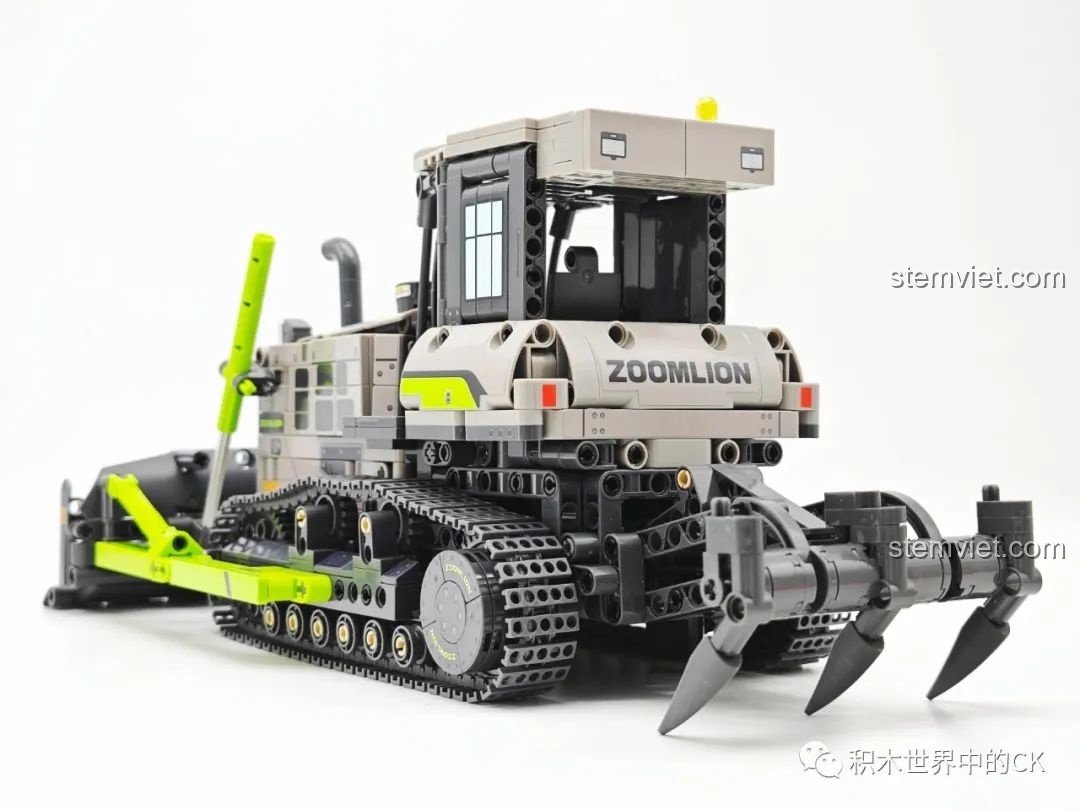 Phần đuôi xe của bộ đồ chơi SEMBO tiết kiệm, nổi bật với dàn xới đất có thể điều chỉnh và logo Zoomlion.