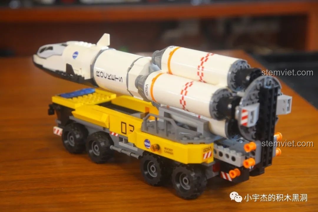 Góc nhìn từ phía sau của mô hình GUDI 10803, khoe cụm động cơ tên lửa.