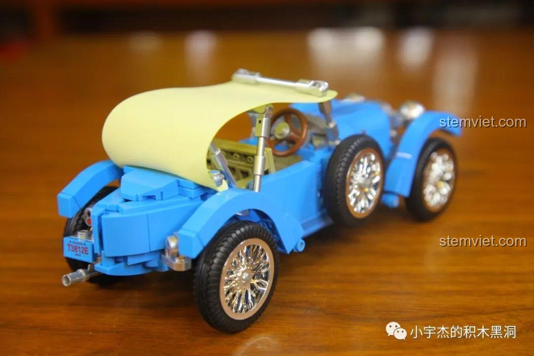 Phần đuôi xe vuốt nhọn của mô hình Bugatti T38A SEMBO 705600. Cần lưu ý chi tiết biển số và ống xả dễ rơi.