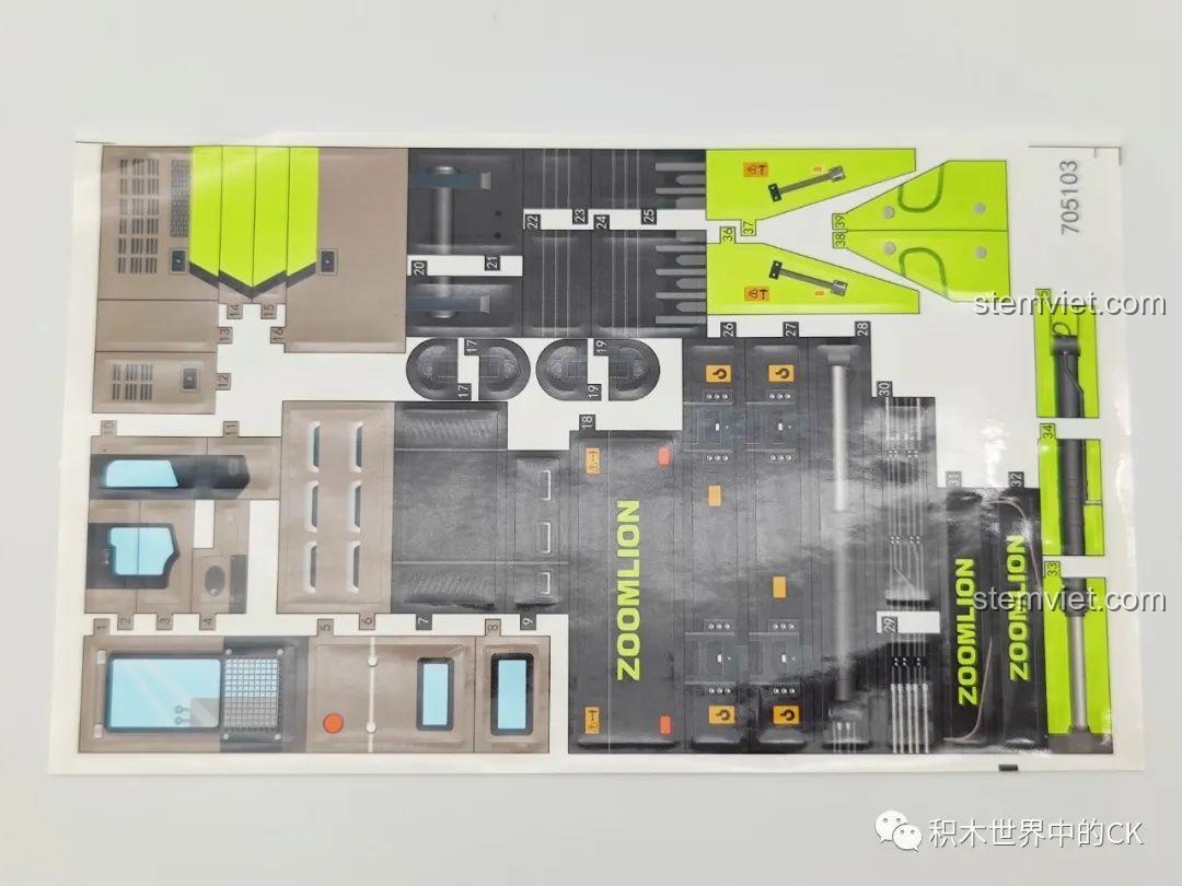 Phần đuôi mô hình xe xúc đất SEMBO 705103 Zoomlion, thiết kế gọn gàng, các chi tiết nhỏ như đèn hậu được tái hiện chính xác.