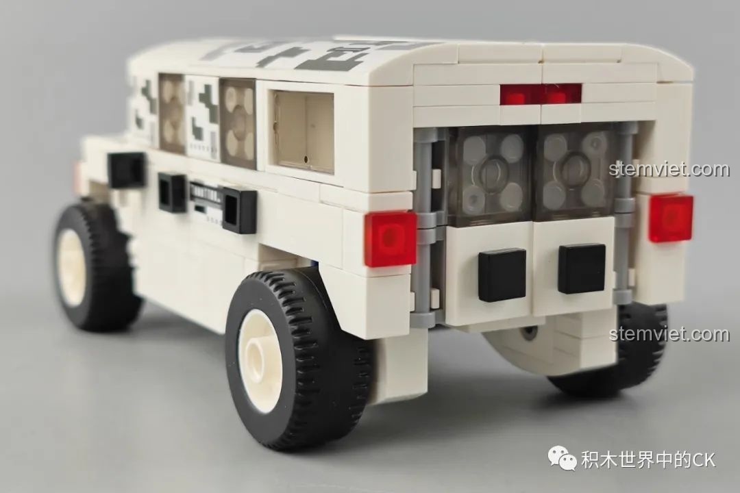 Phần đuôi xe của mô hình Zhegao QL0175 với cụm đèn hậu và thiết kế cửa sau chi tiết.