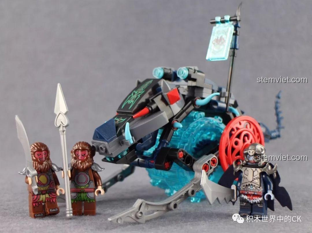 Chi tiết phần đuôi của cỗ xe được tạo hình giống như một đoạn xương sống, tăng thêm vẻ kỳ dị cho mô hình.