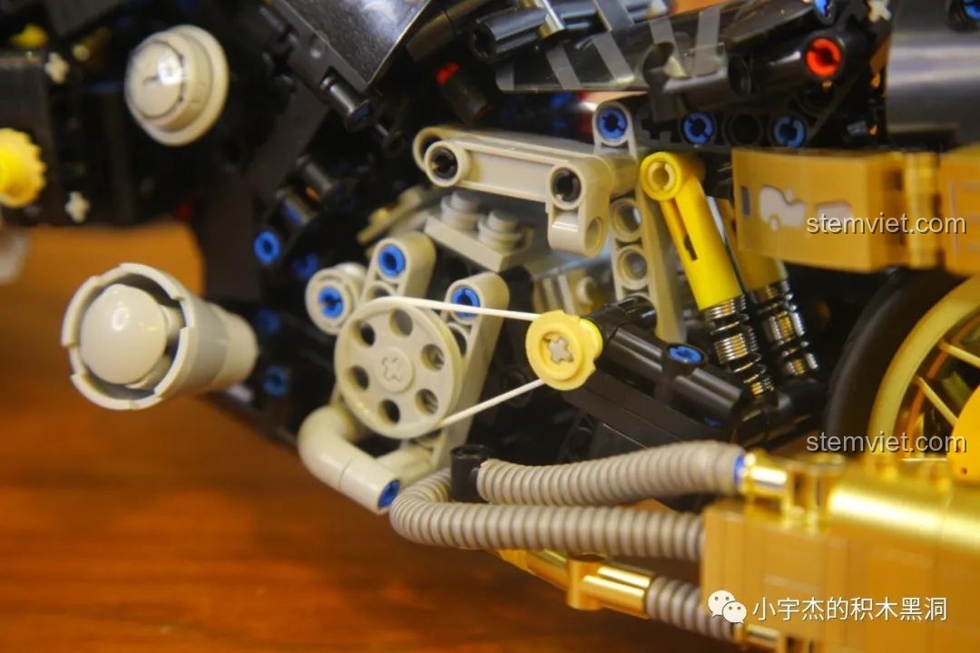 Cận cảnh các đường ống vàng đồng và chi tiết cơ khí phức tạp trên thân Mô tô Fenrir Sói Lửa Final Fantasy VII KBox 10248.