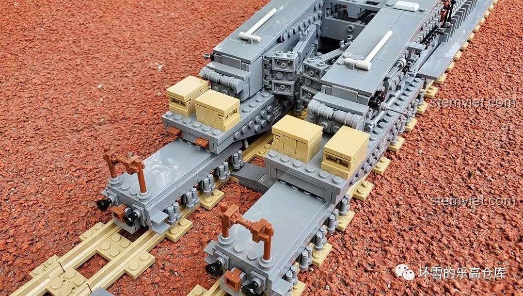 Cận cảnh hệ thống đường ray kép của mô hình Pháo Xe Lửa Dora 800mm Đức KAZI KY10005, tương thích với LEGO.