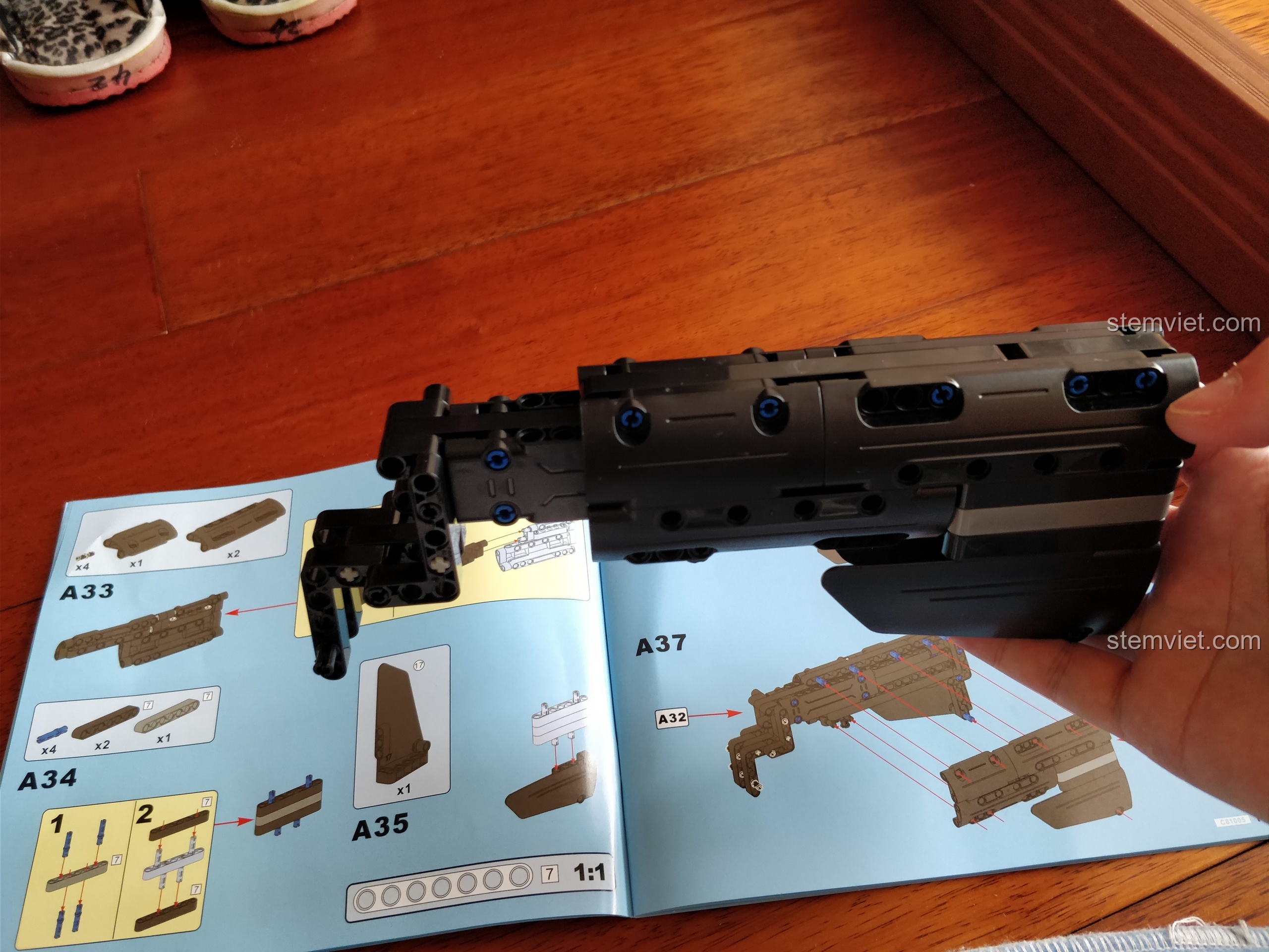 Góc nhìn chi tiết về đường ray trượt của báng súng co giãn trên mô hình súng trường M4A1 lắp ráp CaDA.