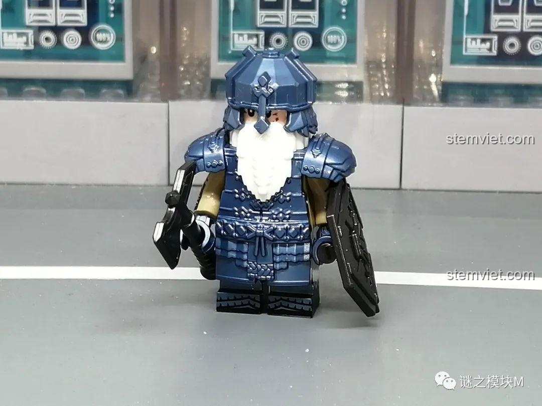 Minifigure Dwarf Warrior XP-418 với giáp xanh và cuốc chim