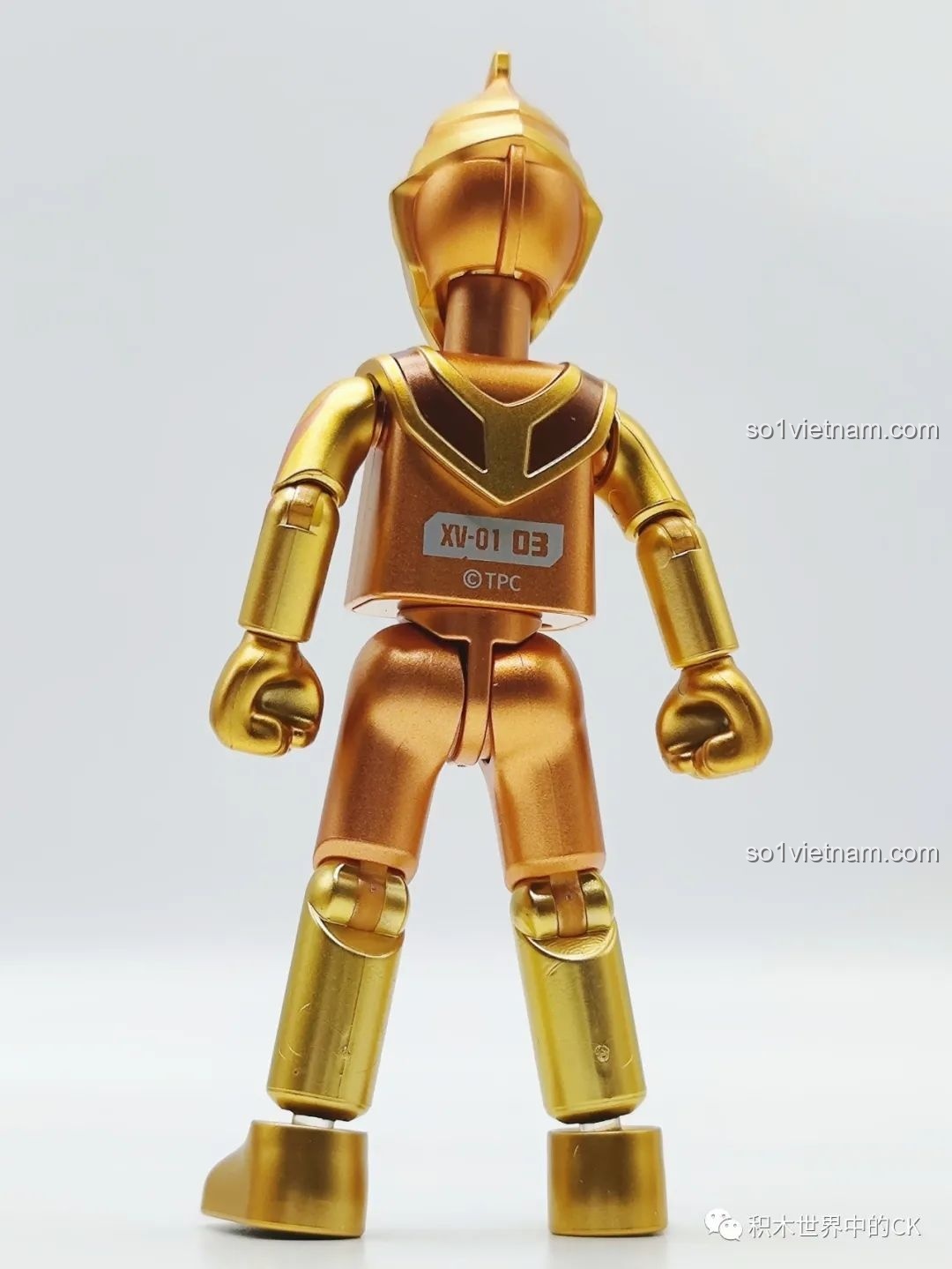 Dyna Ultraman trên đế trưng bày trong Bộ Sưu Tập Ultraman 2023.