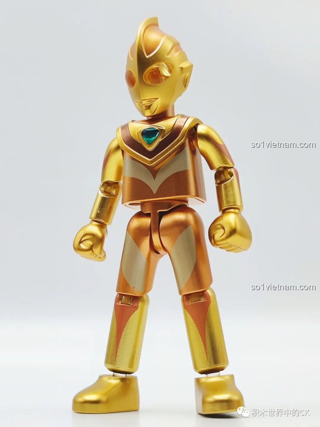 Dyna Ultraman với hiệu ứng năng lượng màu xanh trong Bộ Sưu Tập Ultraman 2023.