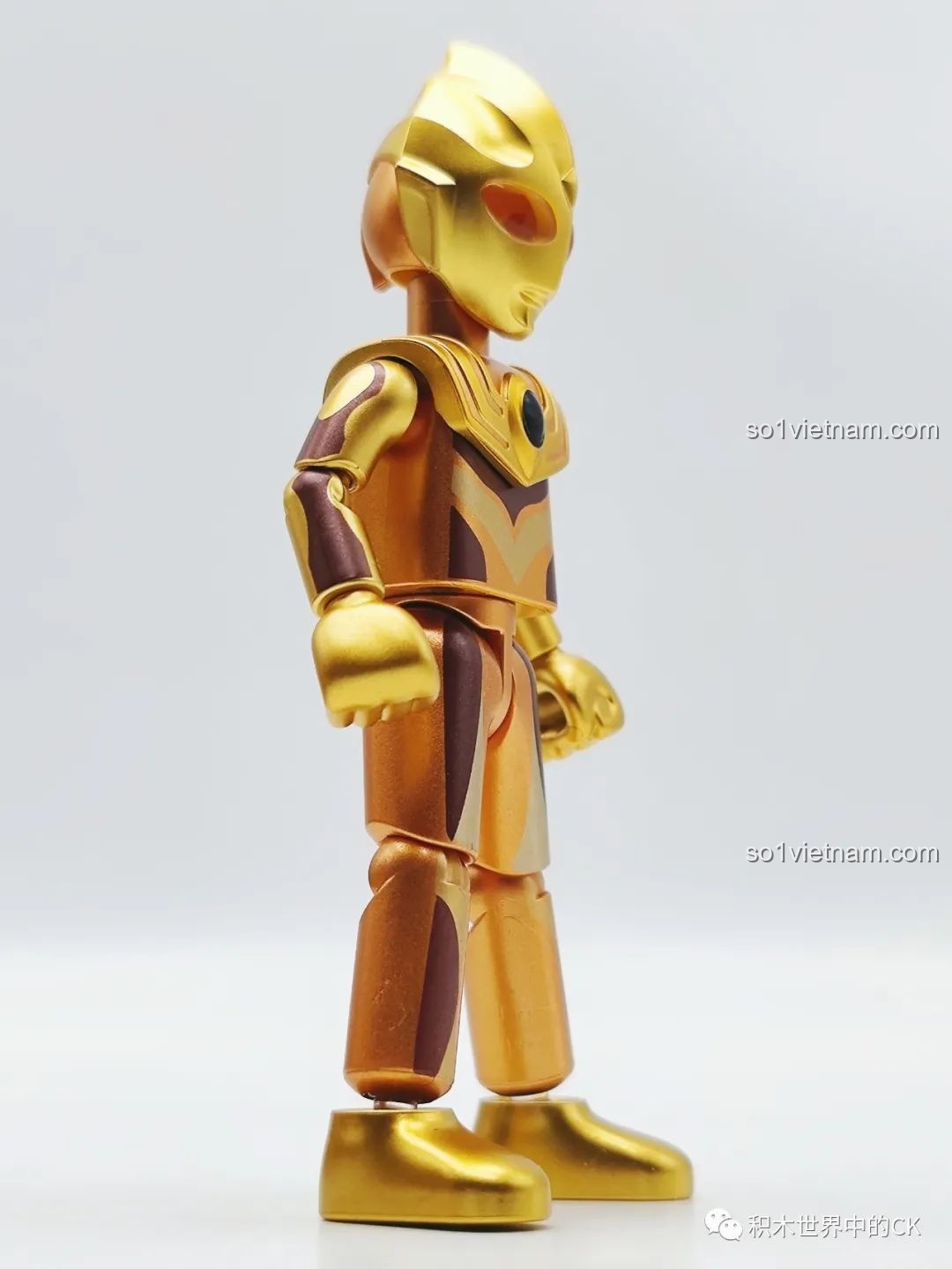 Dyna Ultraman Shiny Type phiên bản vàng kim trong Bộ Sưu Tập Ultraman 2023.