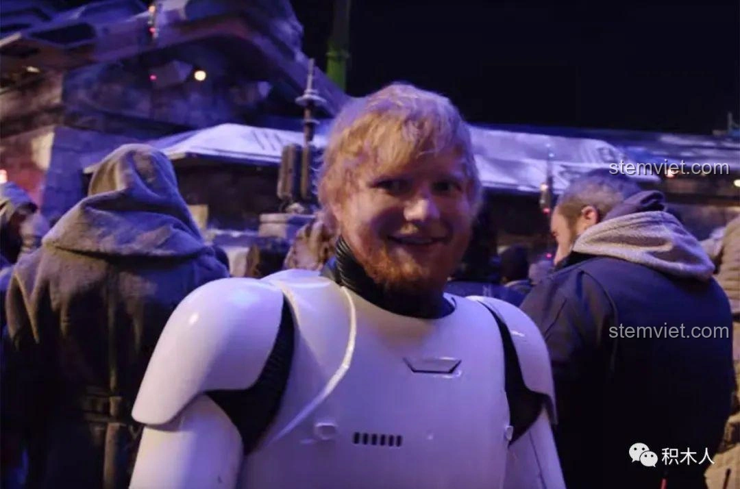 Ed Sheeran trong trang phục Stormtrooper từ Star Wars, một vai cameo thú vị khác của nam ca sĩ.