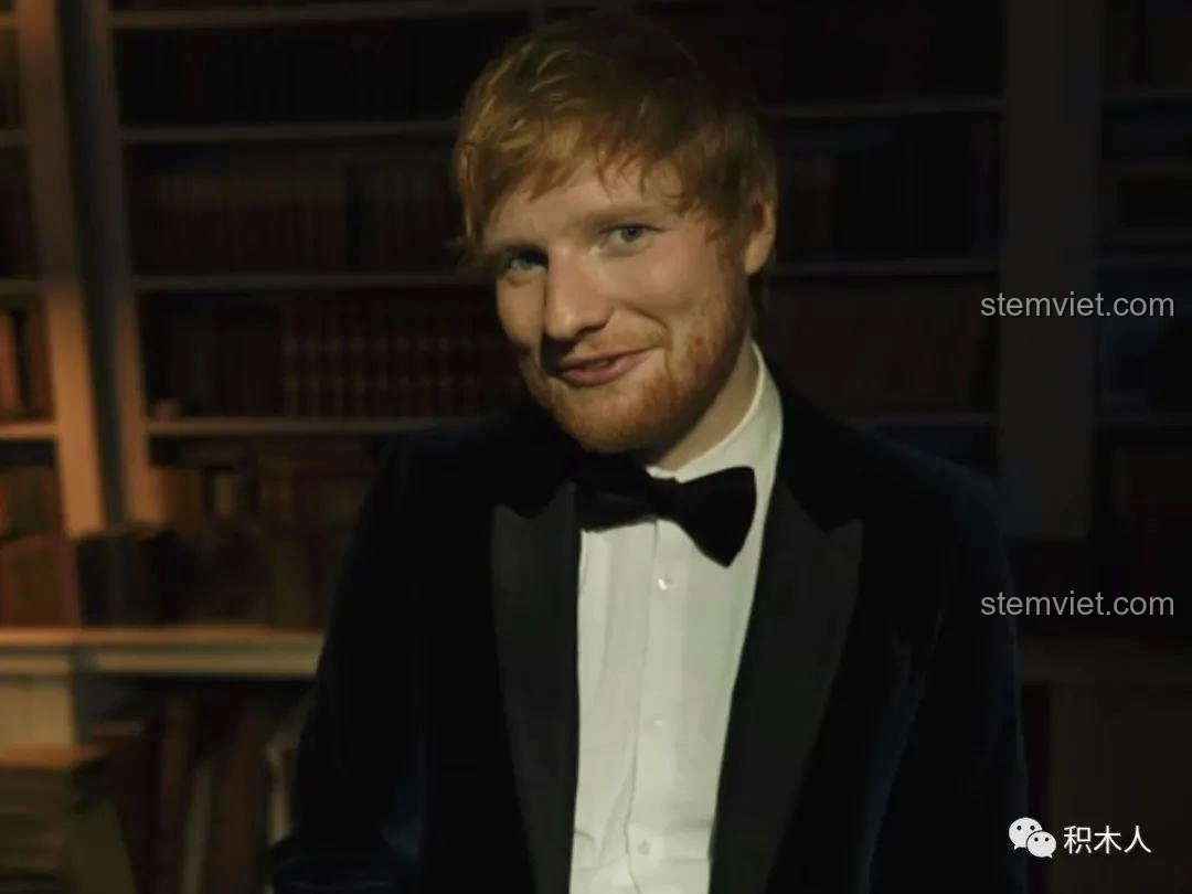 Ed Sheeran trong bộ vest đen lịch lãm, hình ảnh thường thấy tại các sự kiện lớn.