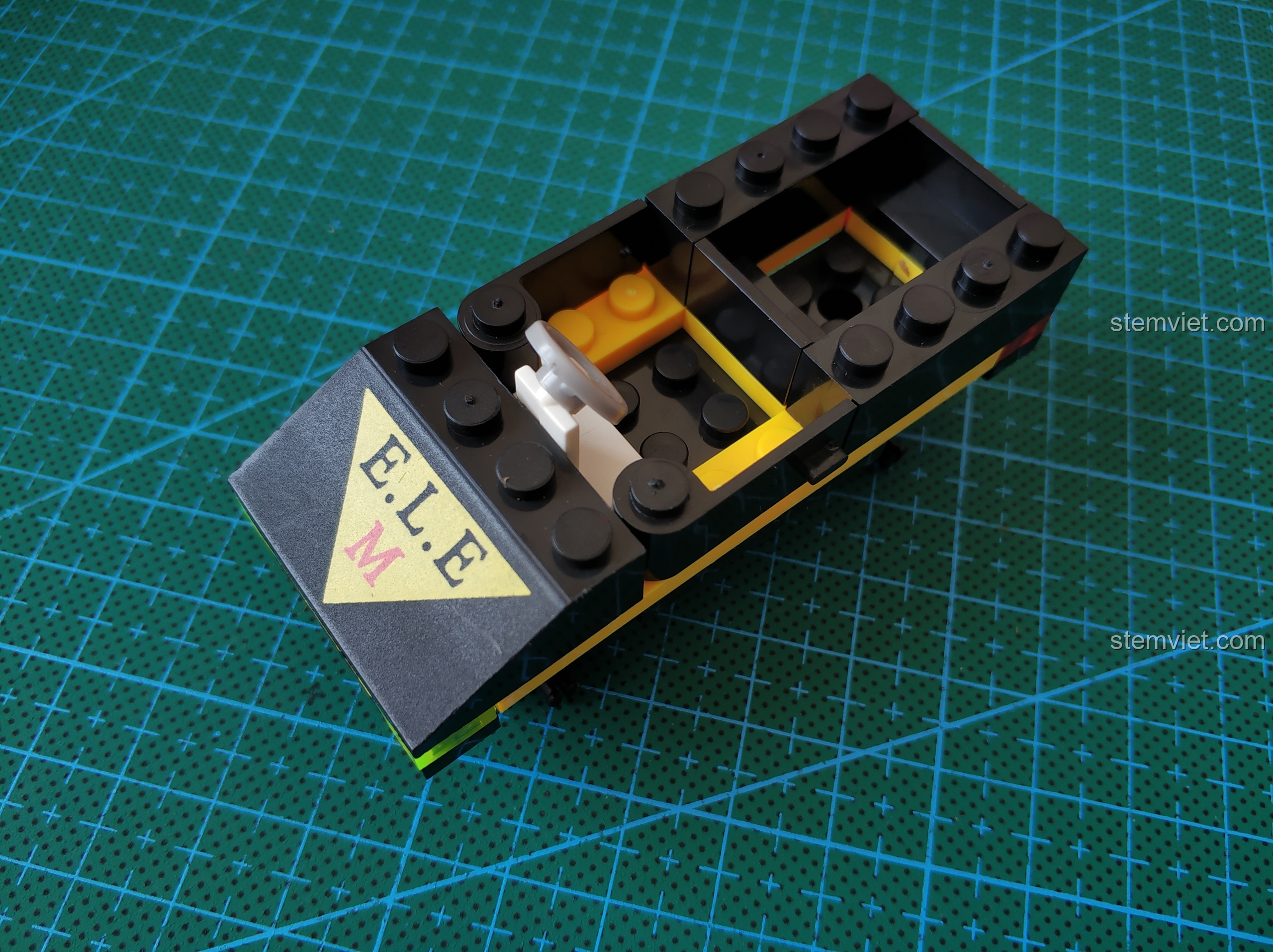 Lắp ráp phần đầu xe cứu hộ bờ biển 0389