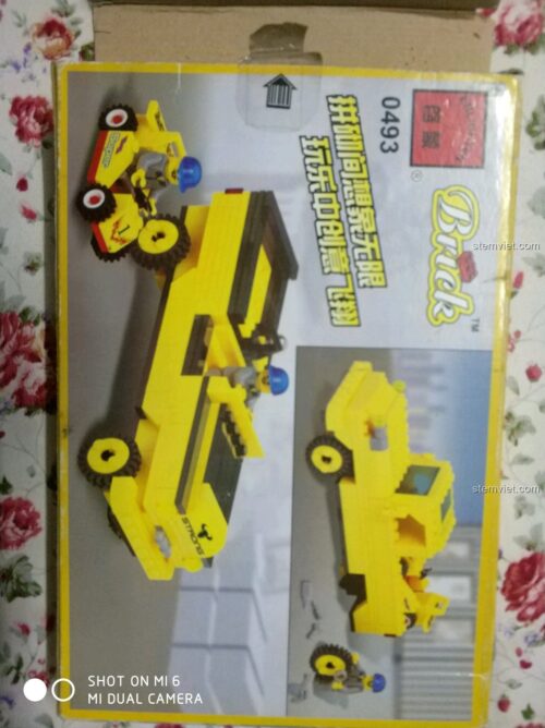 Đồ chơi mô hình Xe Nâng Hàng Enlighten 0493, mặt sau hộp sản phẩm với hình ảnh xe nâng và xe đua mini, phù hợp bé trai 6 tuổi