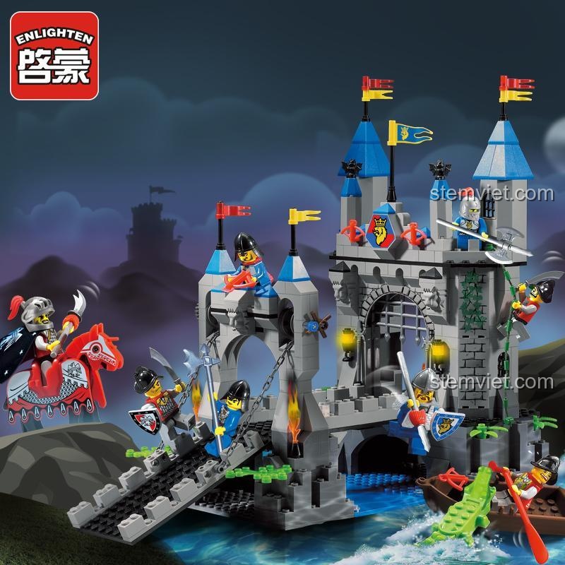 Đồ chơi lắp ráp Enlighten 1022 Lâu Đài Hiệp Sĩ Cầu Treo Sư Vương trong khung cảnh đêm huyền bí, pháo đài vững chắc, phù hợp bé trai 6 tuổi.