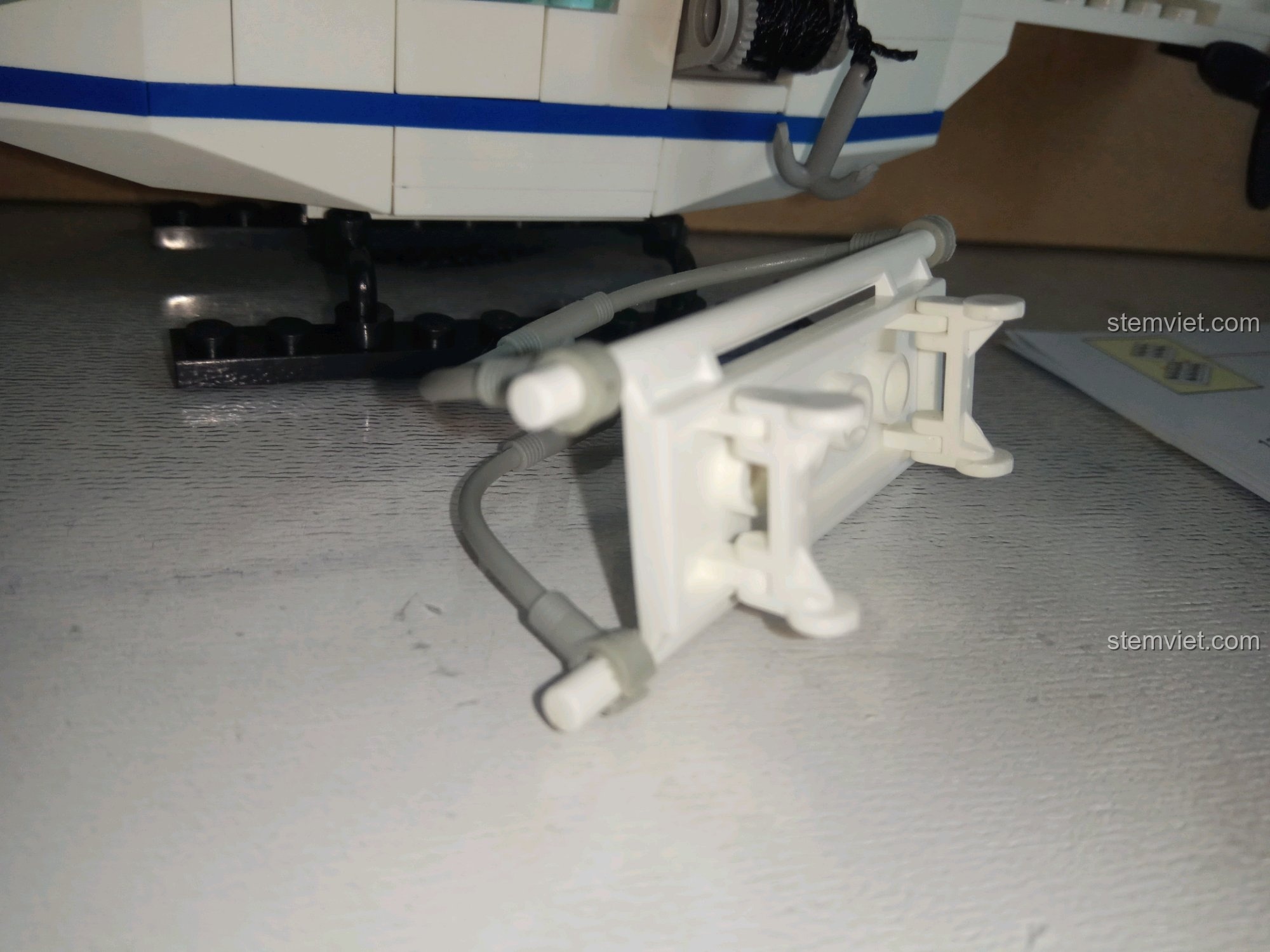 Cận cảnh chi tiết cáng cứu thương của trực thăng trong bộ Enlighten 109.