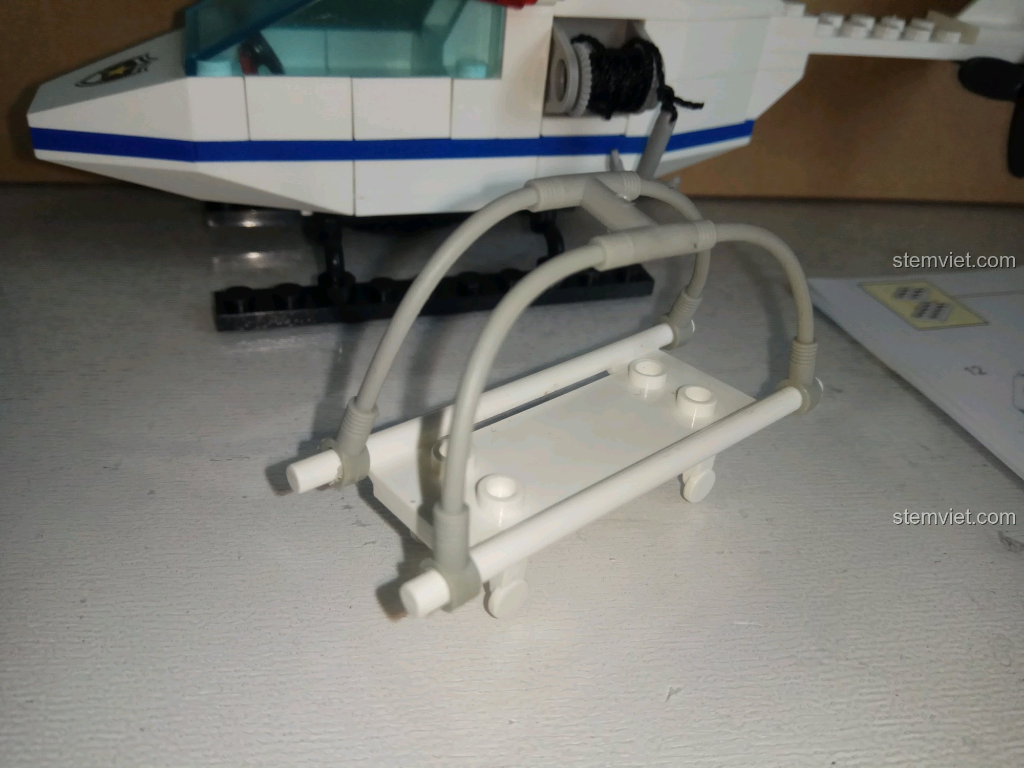 Một góc nhìn khác của cáng cứu thương, thể hiện các thanh chắn an toàn.