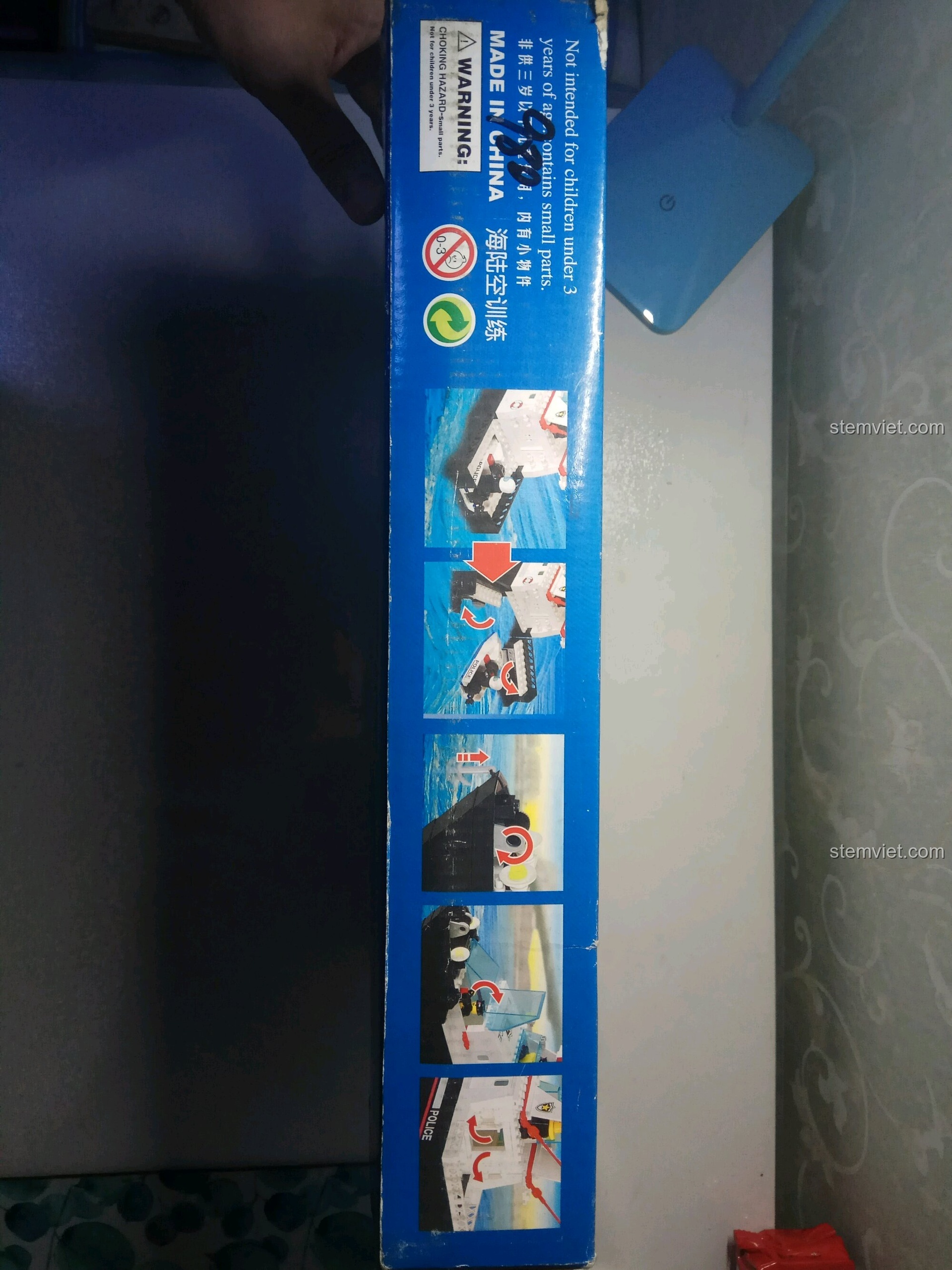 Cạnh hộp đồ chơi mô hình 109 của Enlighten, có cảnh báo độ tuổi và thông tin sản xuất.