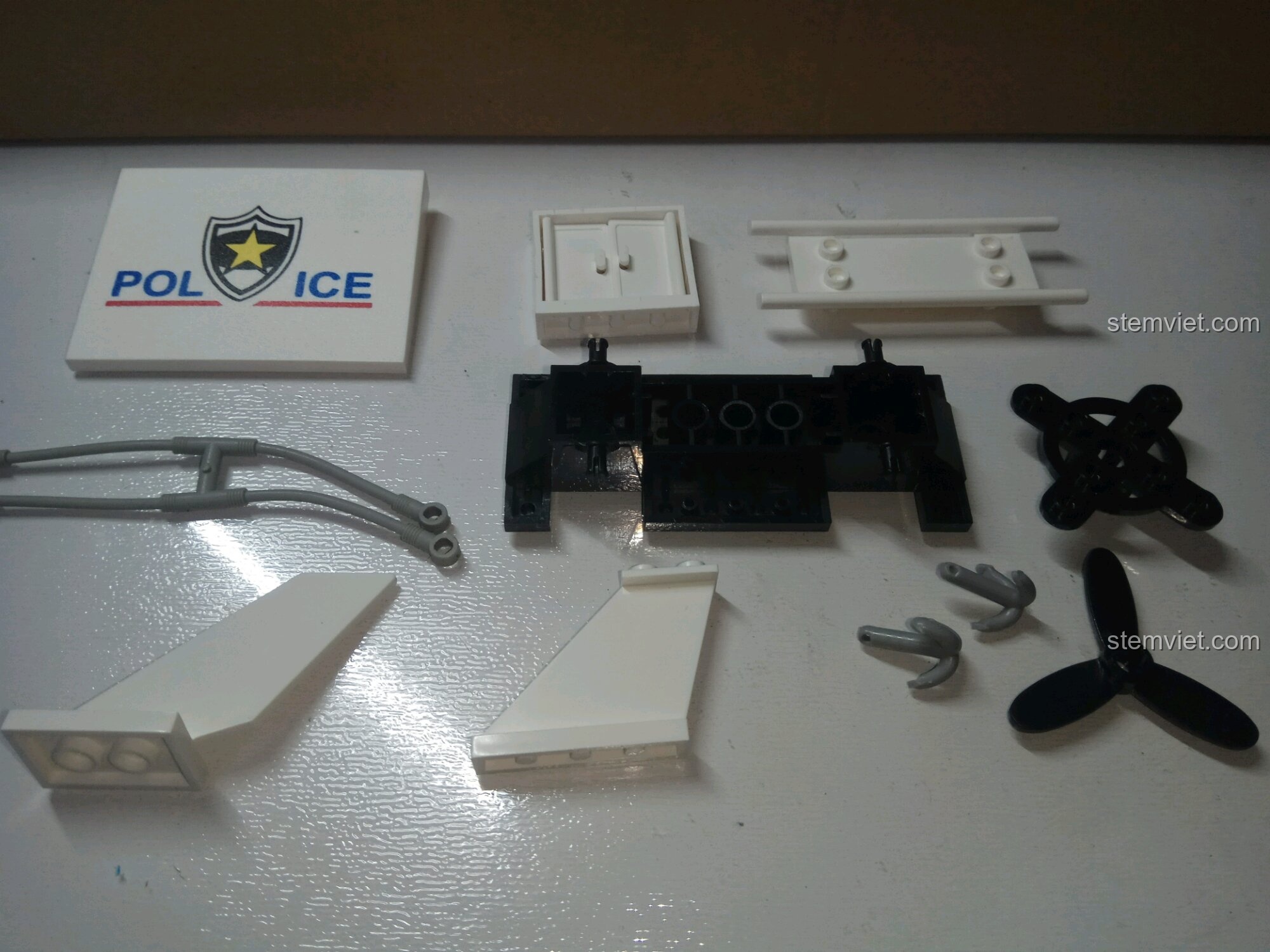 Các chi tiết đặc biệt như cánh quạt, cửa, và khung gầm trong bộ lắp ráp Enlighten 109.