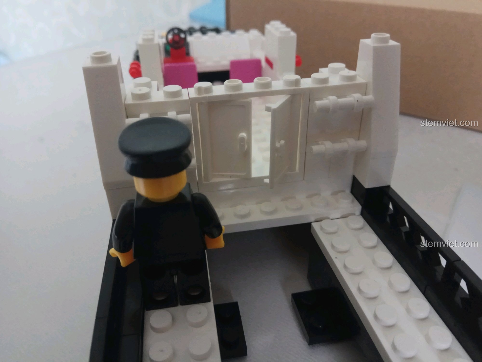 Cửa ra vào phía sau cabin của tàu tuần tra cảnh sát.