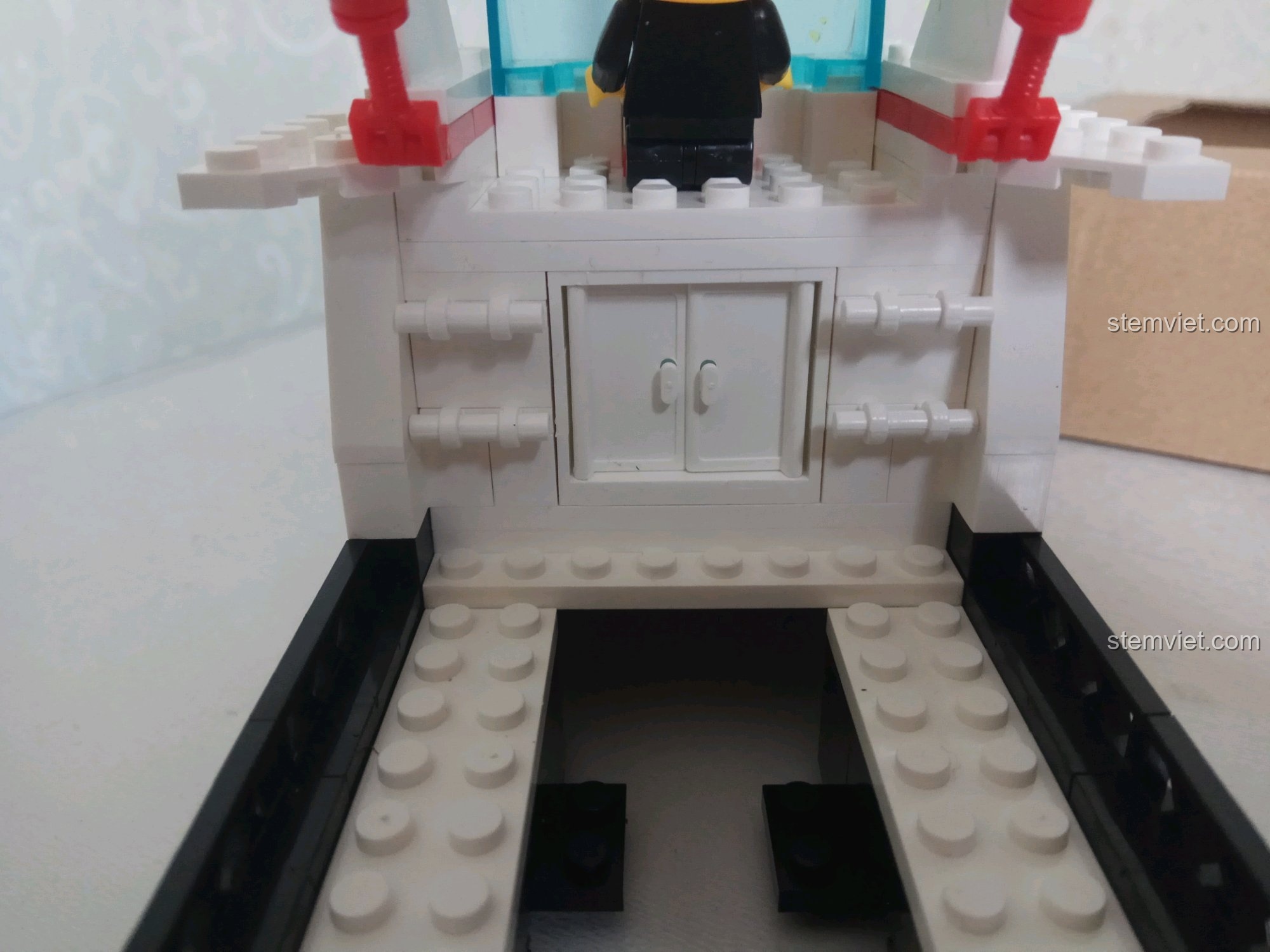 Phần cửa sau cabin có thể mở ra để đi xuống khoang sau.