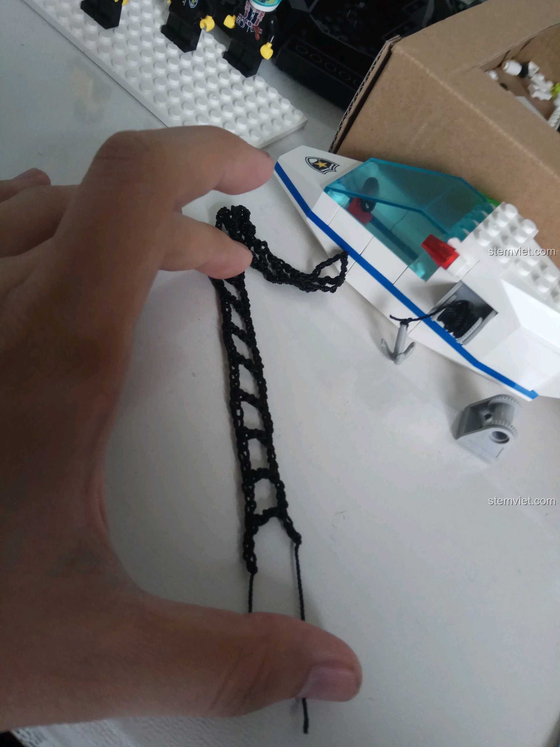 Chi tiết dây thang cứu hộ của trực thăng trong bộ Enlighten 109.