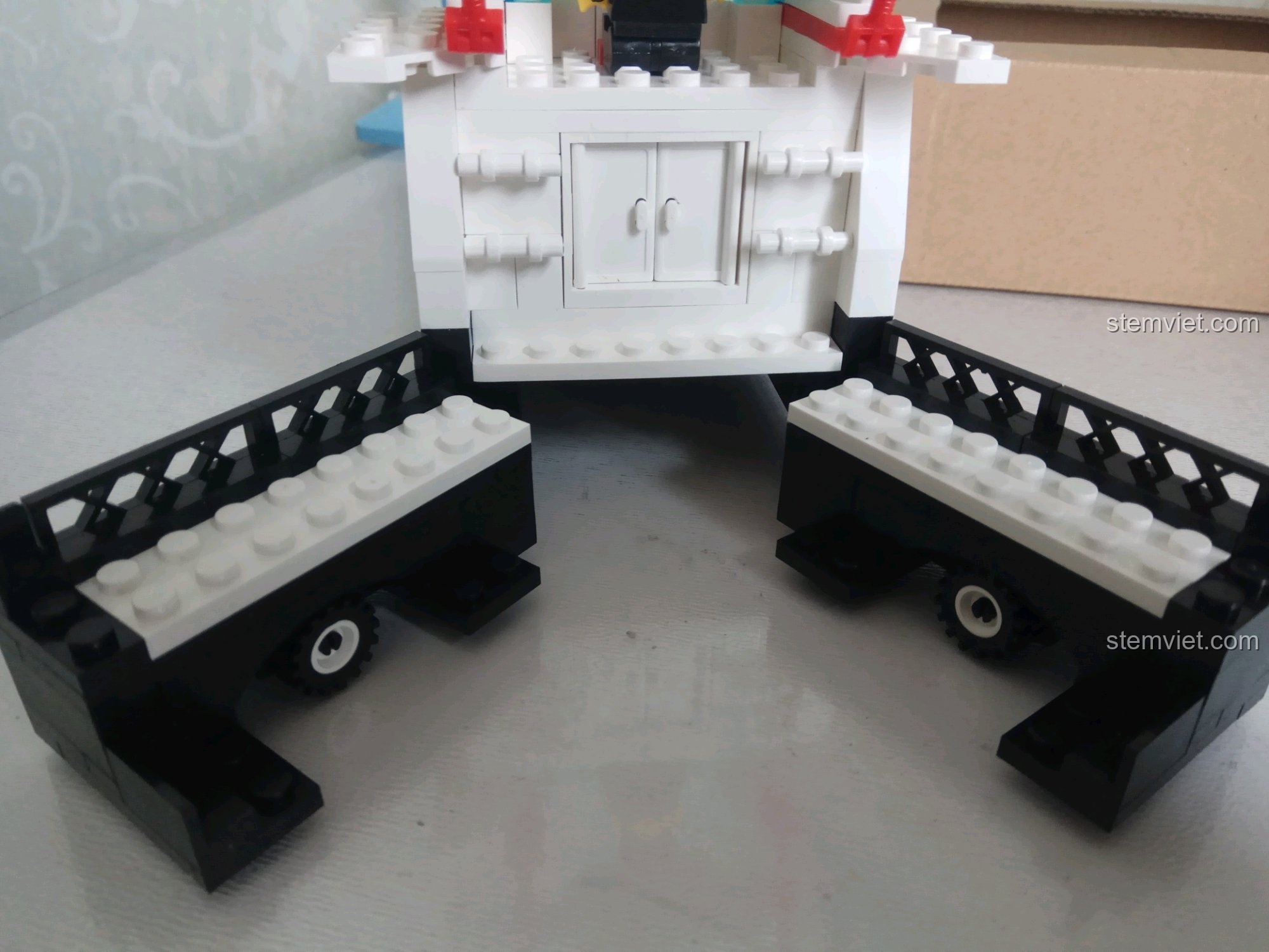 Phần đuôi tàu có thể tách ra để tạo lối đi cho mô tô nước.