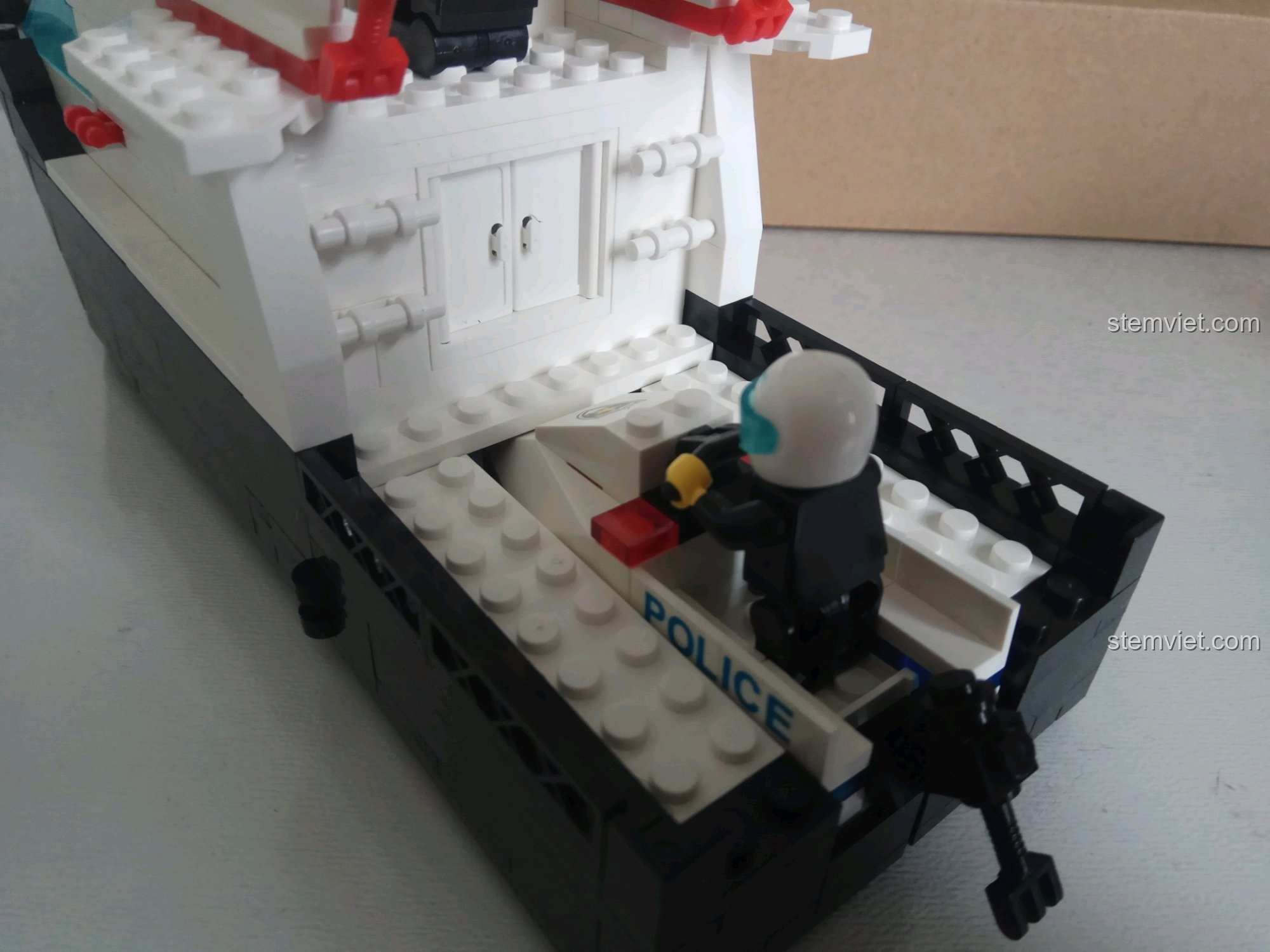 Mô tô nước được đặt gọn gàng trong khoang sau của tàu tuần tra.