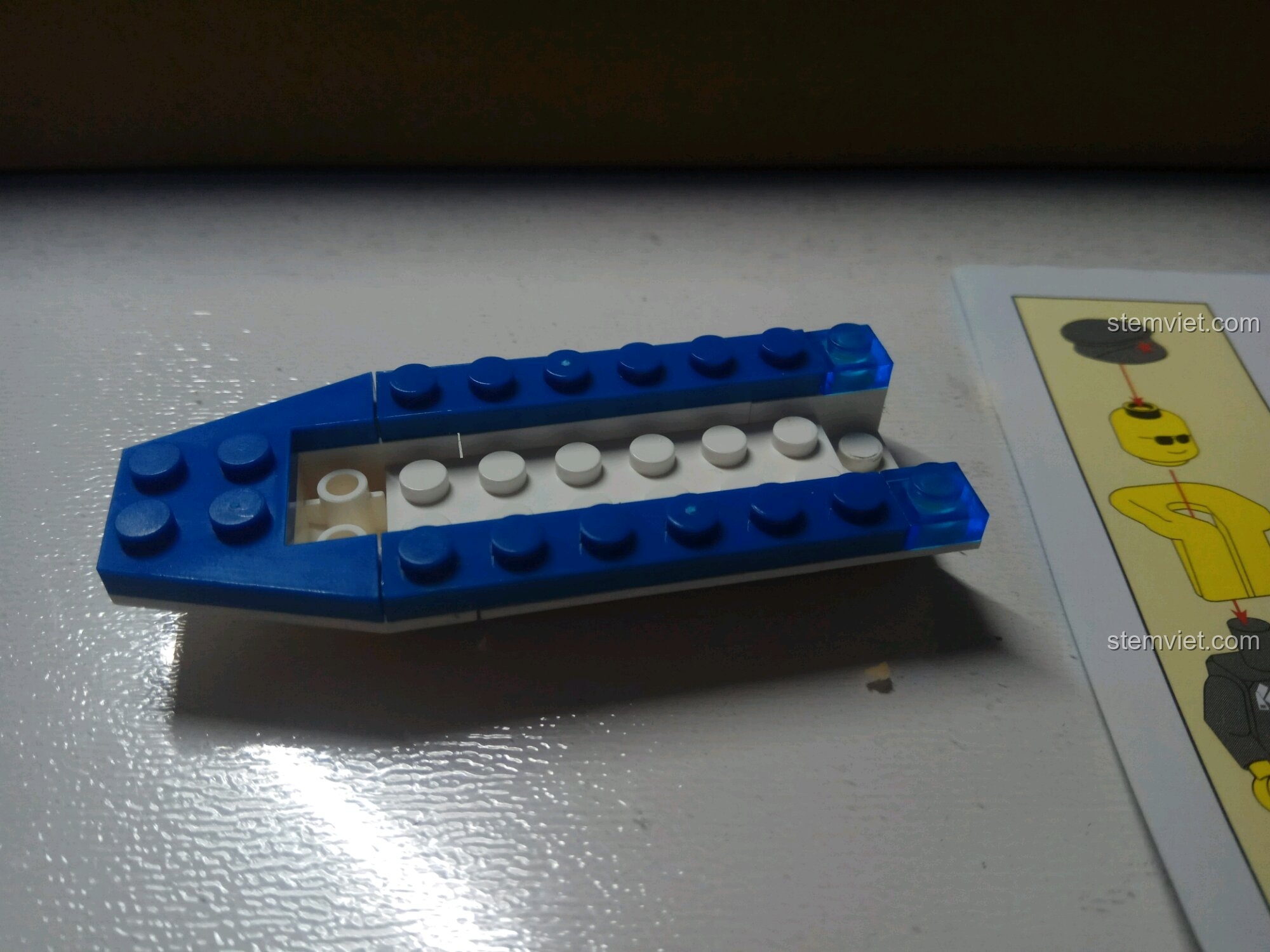 Bắt đầu lắp ráp mô tô nước cảnh sát với các chi tiết xanh và trắng.