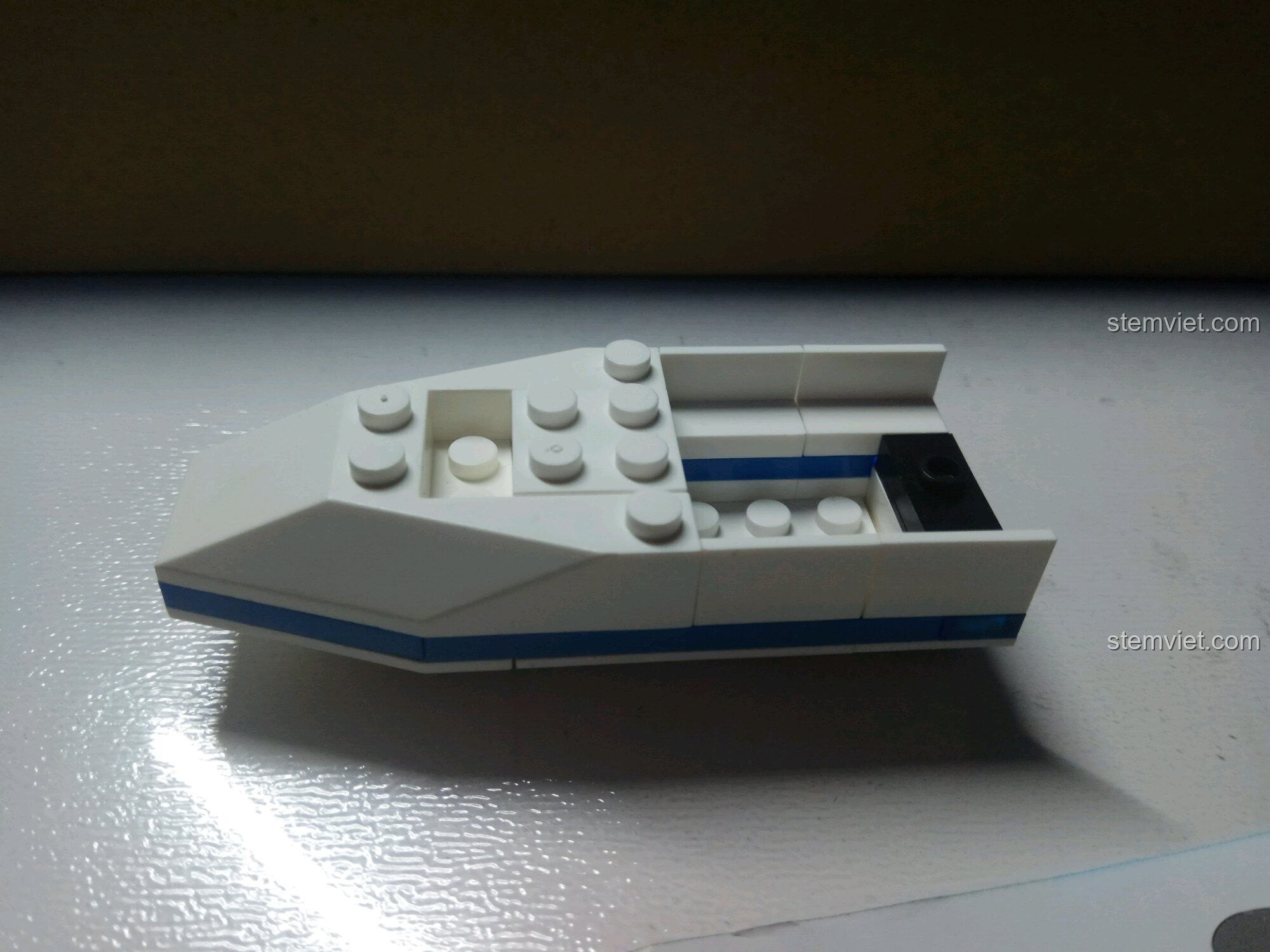 Gắn các chi tiết thân trên cho mô tô nước trong bộ đồ chơi xếp hình Enlighten 109.