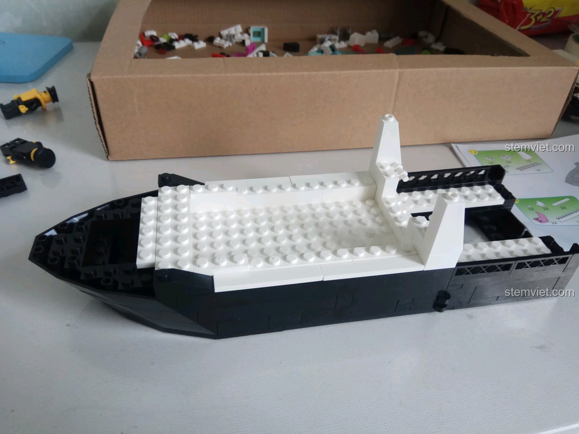 Lắp ráp phần sàn và nội thất bên trong tàu tuần tra.