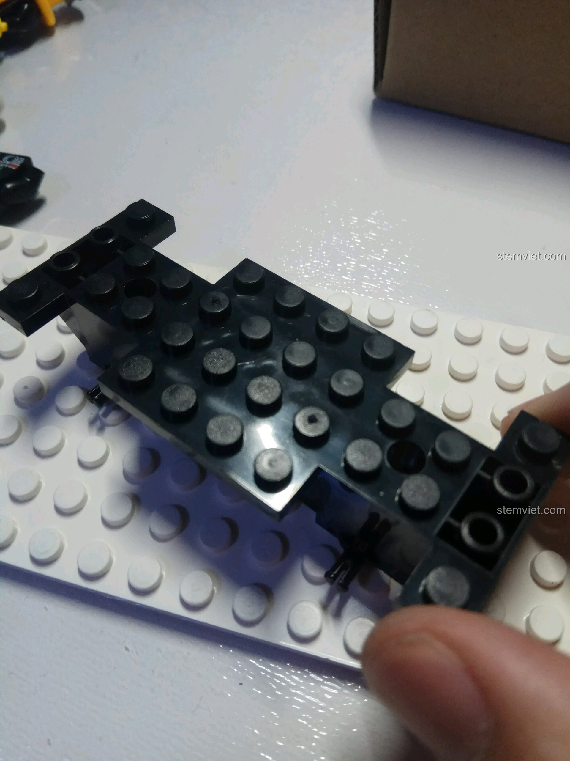 Bước lắp ráp khung gầm xe Jeep cảnh sát từ bộ đồ chơi Enlighten 109.