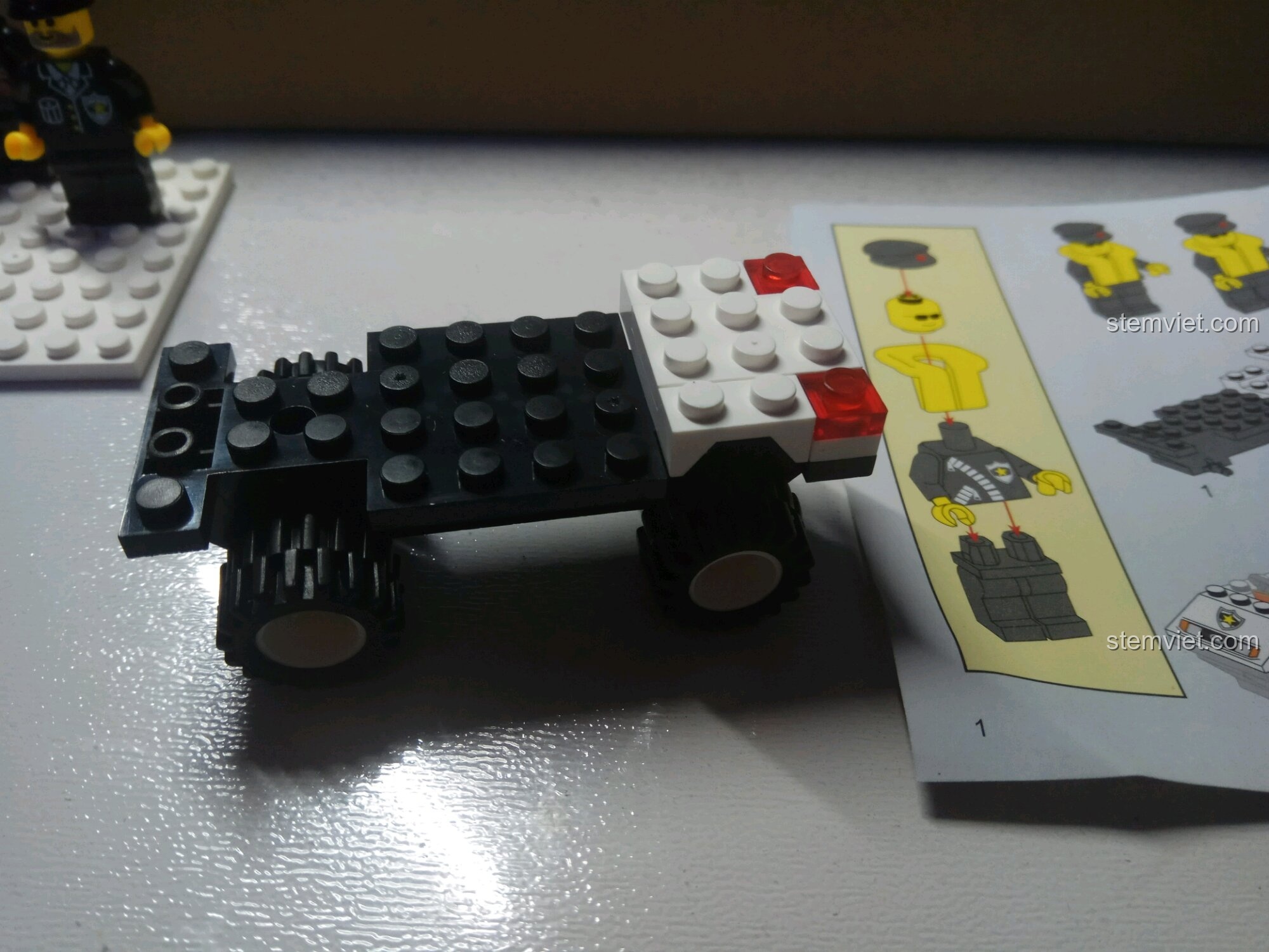 Lắp bánh xe và phần thân sau cho xe Jeep cảnh sát của bộ Enlighten 109.