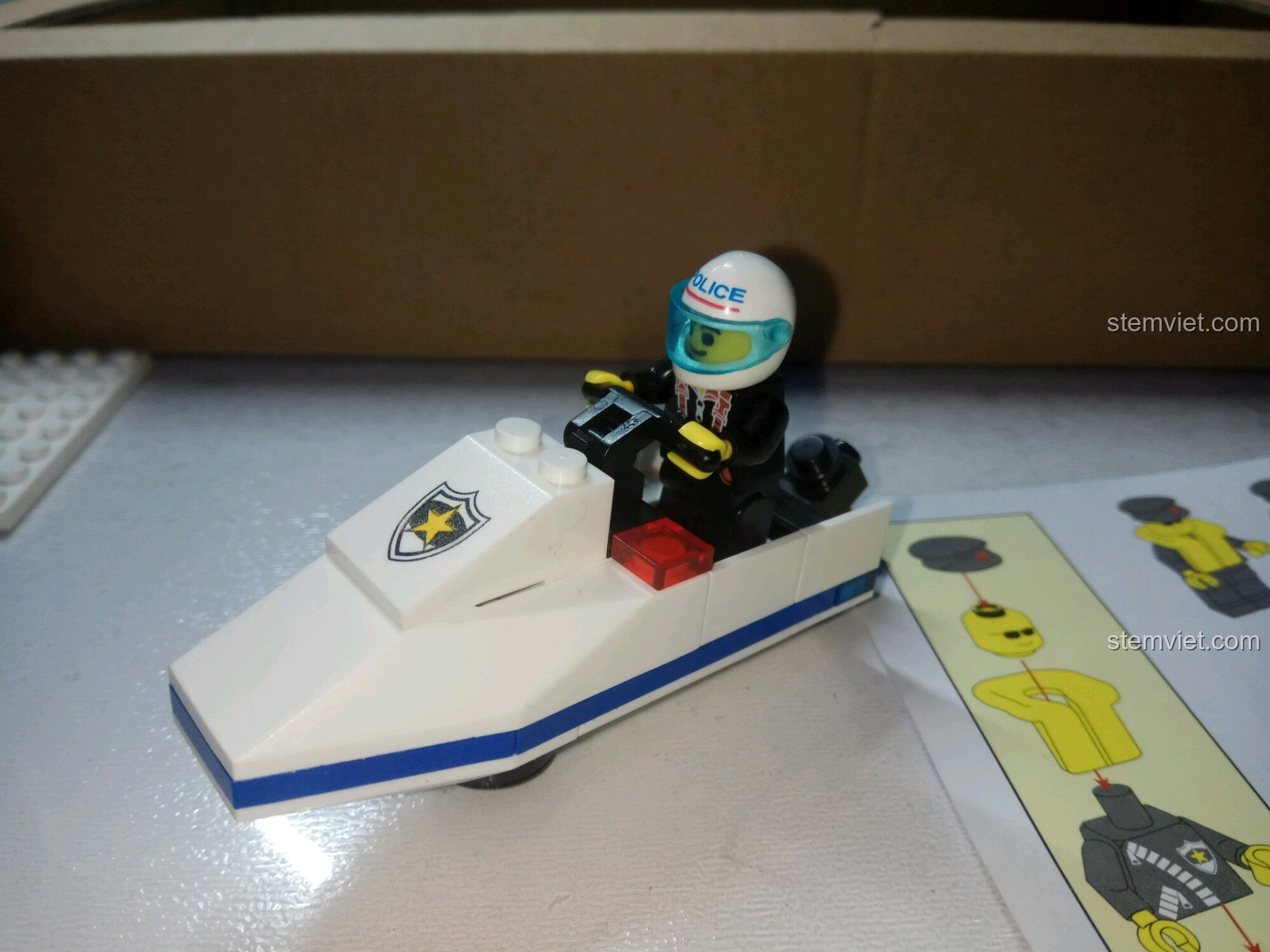 Mô hình mô tô nước cảnh sát hoàn chỉnh với minifigure lái.