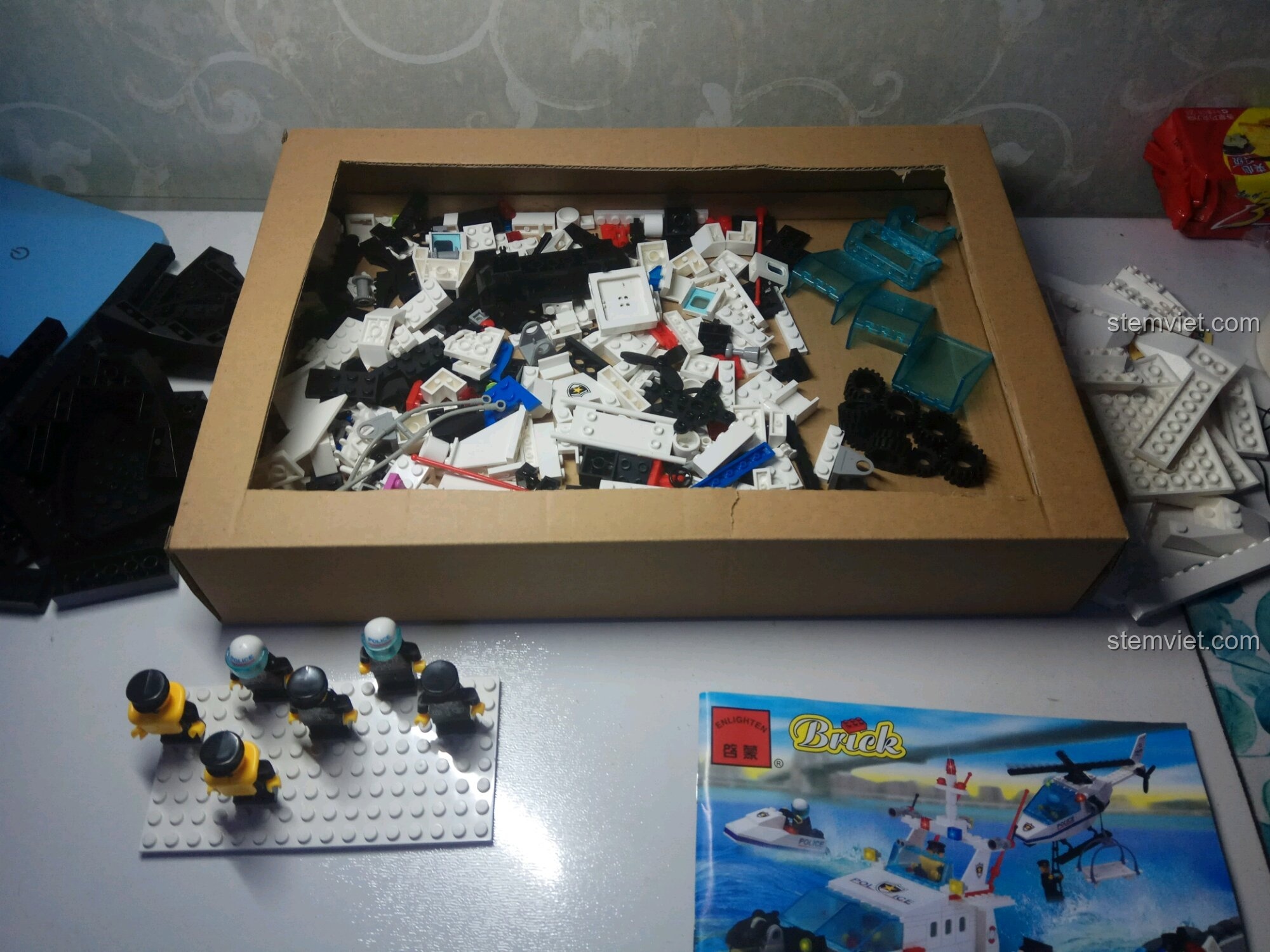 Toàn bộ 434 chi tiết của bộ Enlighten 109 được phân loại trong khay chuẩn bị lắp ráp.