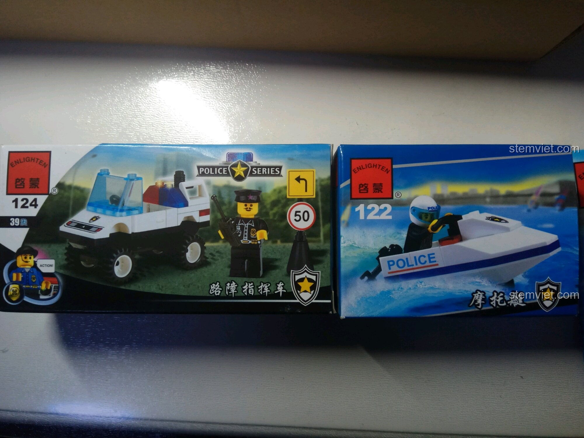 Hộp của các bộ Enlighten 124 và 122 có các phương tiện tương tự bộ 109.