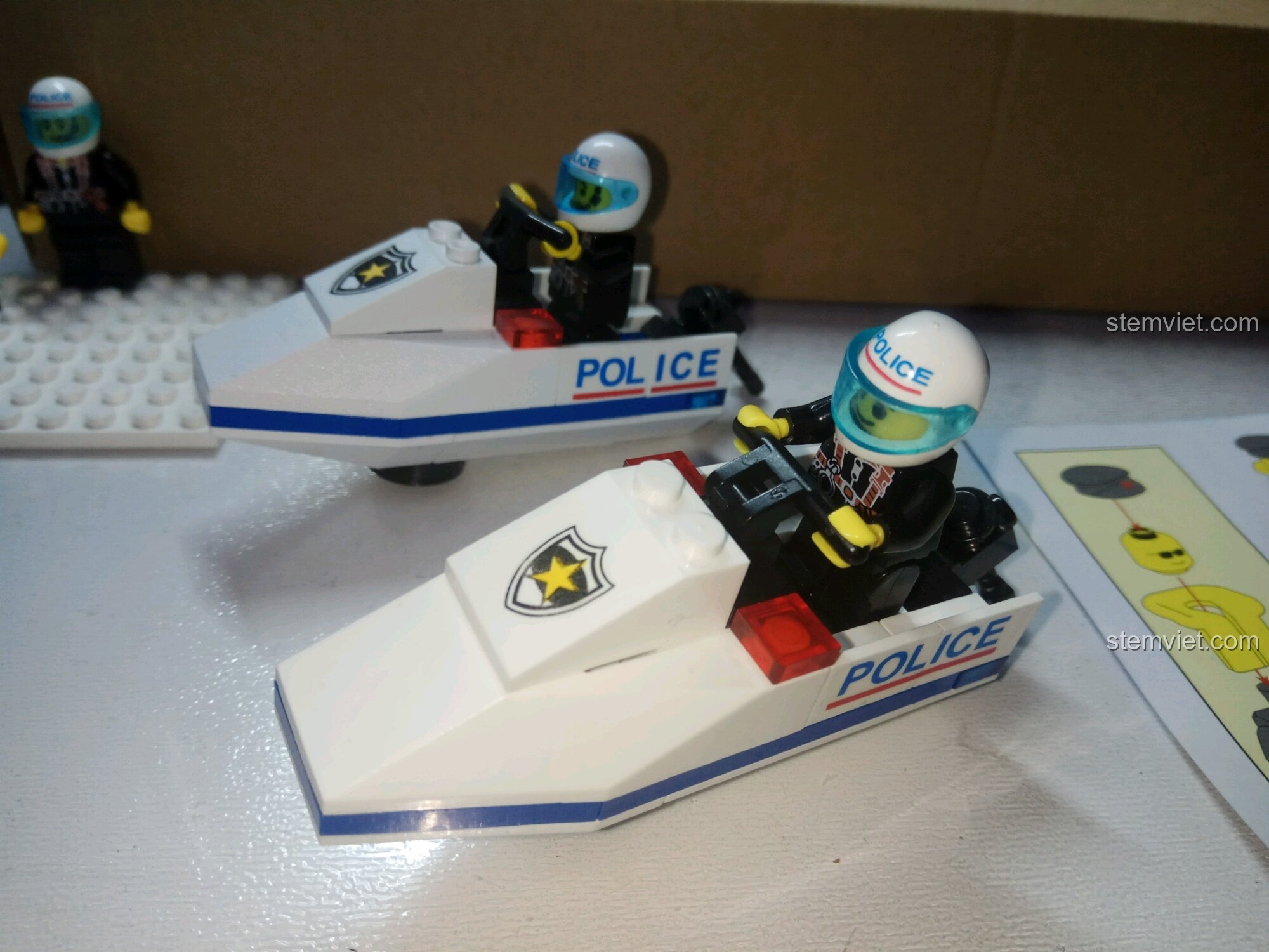 So sánh hai mô hình mô tô nước cảnh sát từ các bộ Enlighten khác nhau.