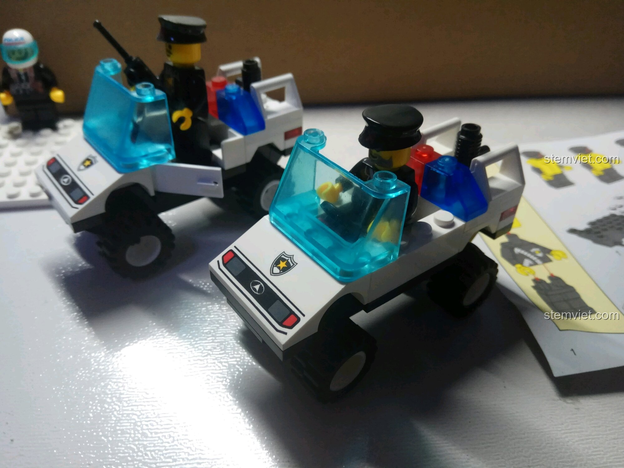 So sánh xe Jeep cảnh sát từ bộ 109 và một bộ khác, cho thấy sự tương đồng trong thiết kế.