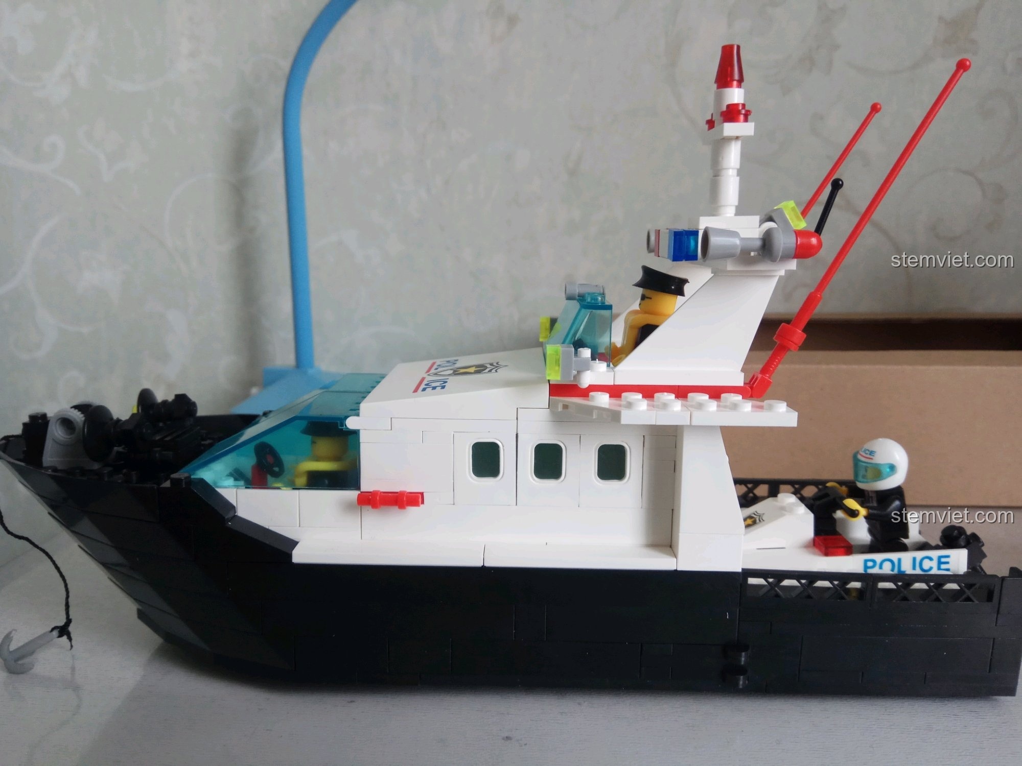 Mô hình tàu tuần tra cảnh sát hoàn chỉnh nhìn từ bên hông.