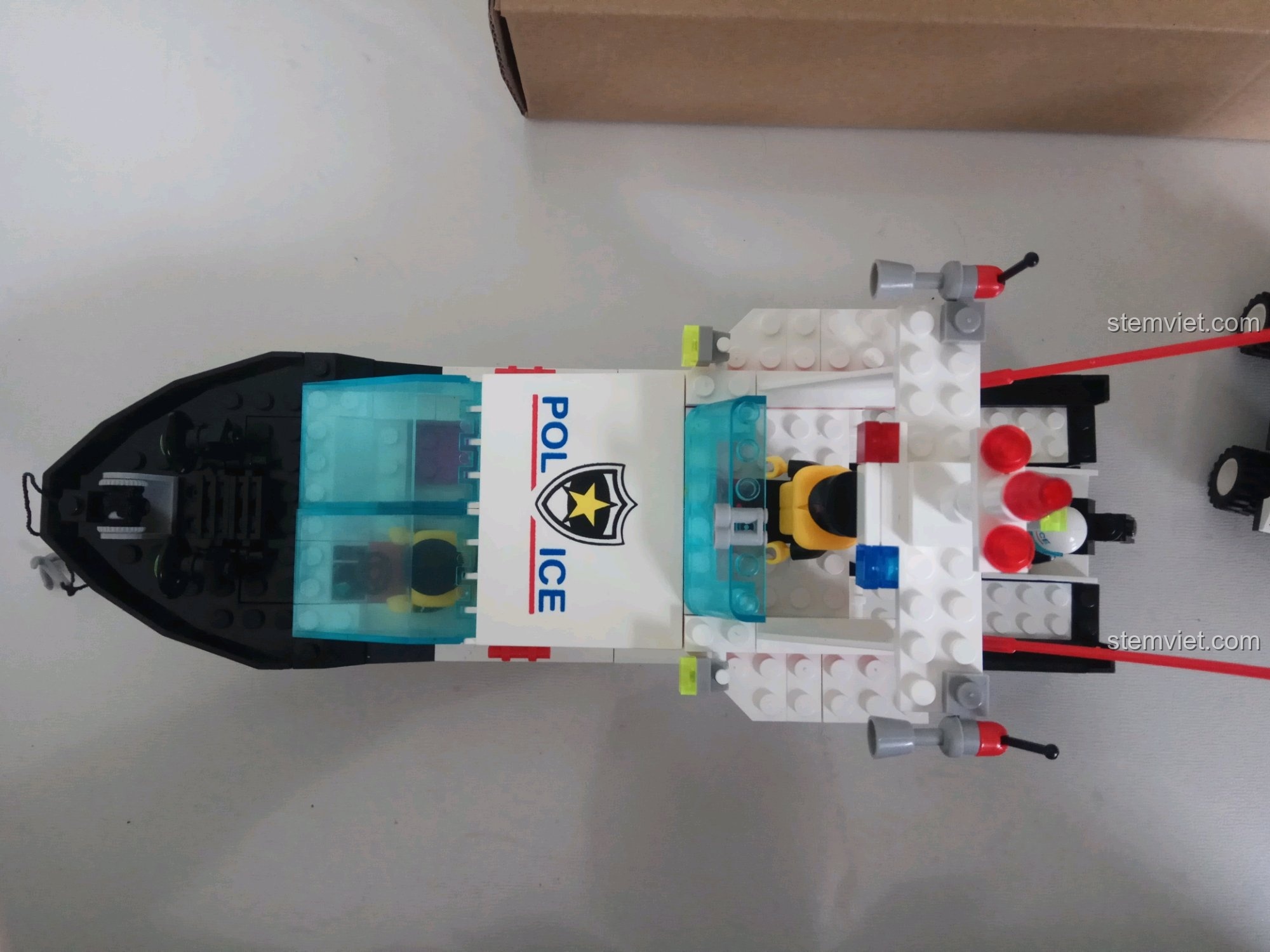 Mô hình tàu tuần tra cảnh sát hoàn chỉnh nhìn từ trên xuống.