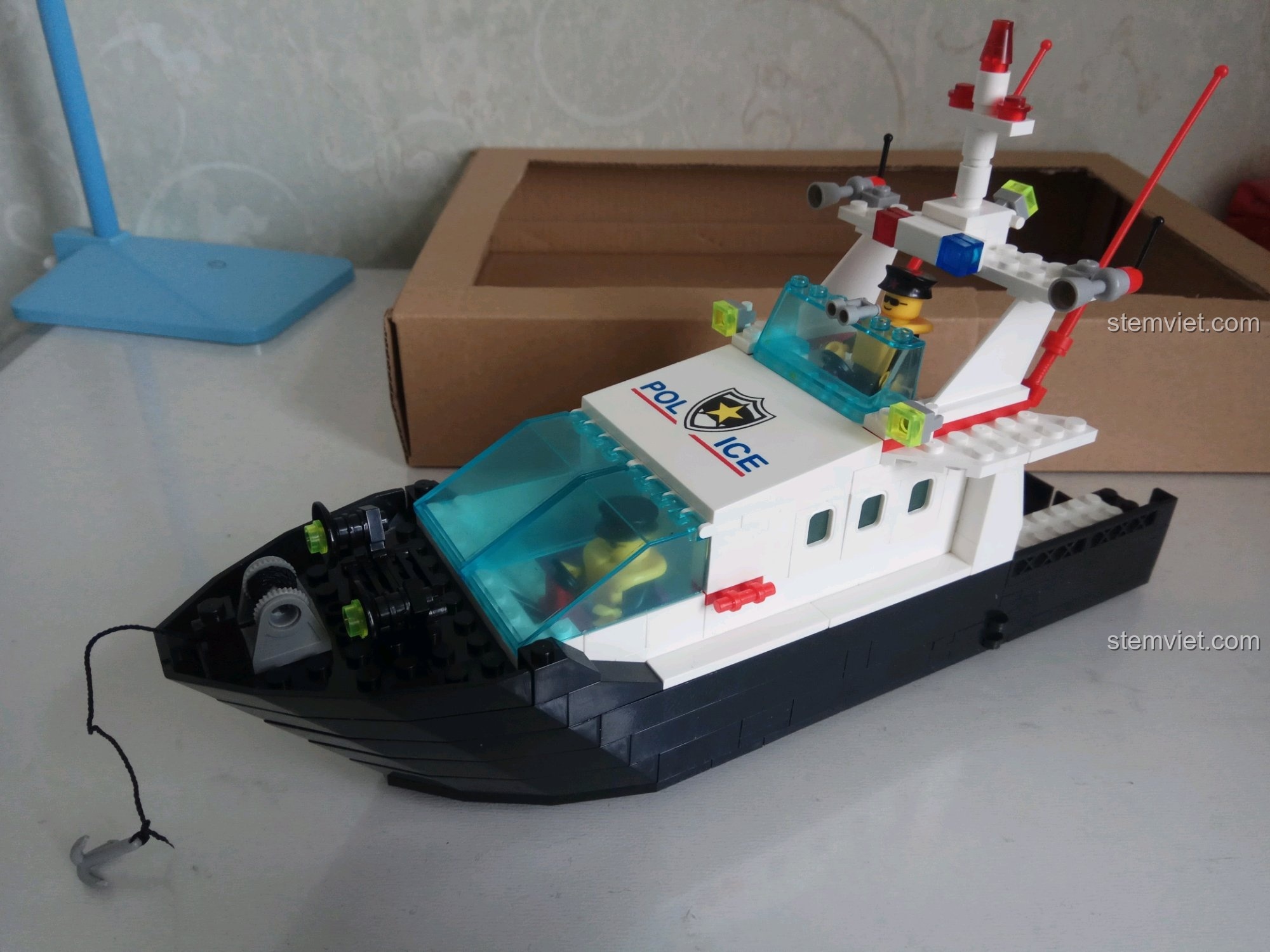 Góc nhìn phía trước của tàu tuần tra cảnh sát Enlighten 109.