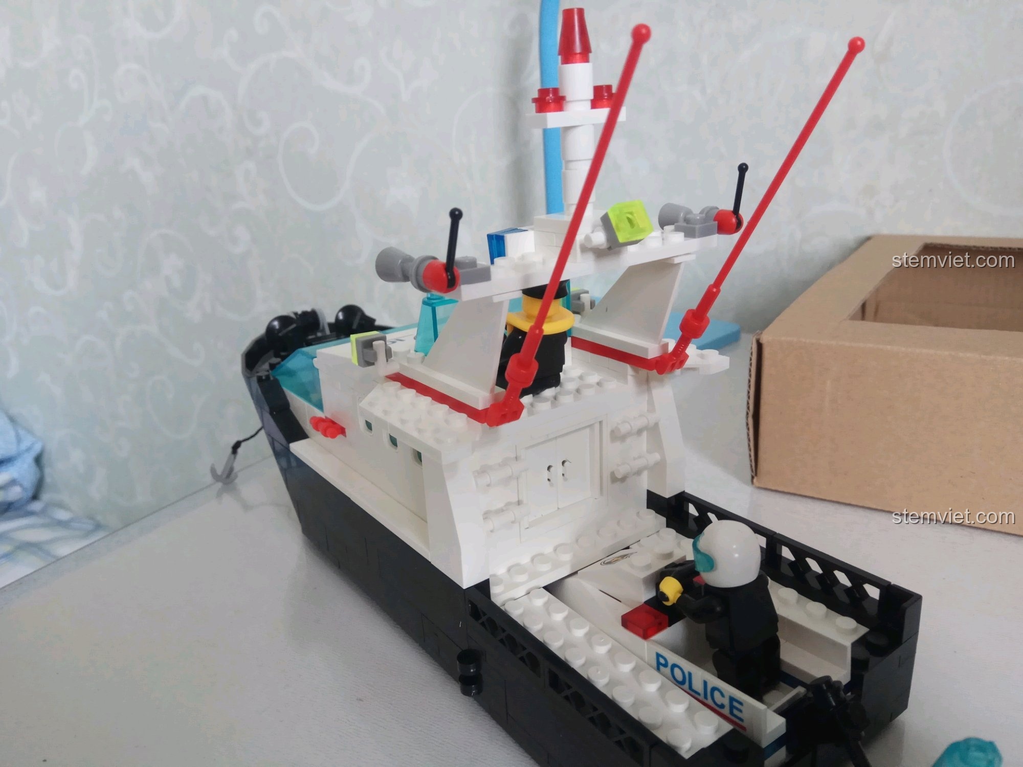 Góc nhìn phía sau của tàu tuần tra cảnh sát với mô tô nước.